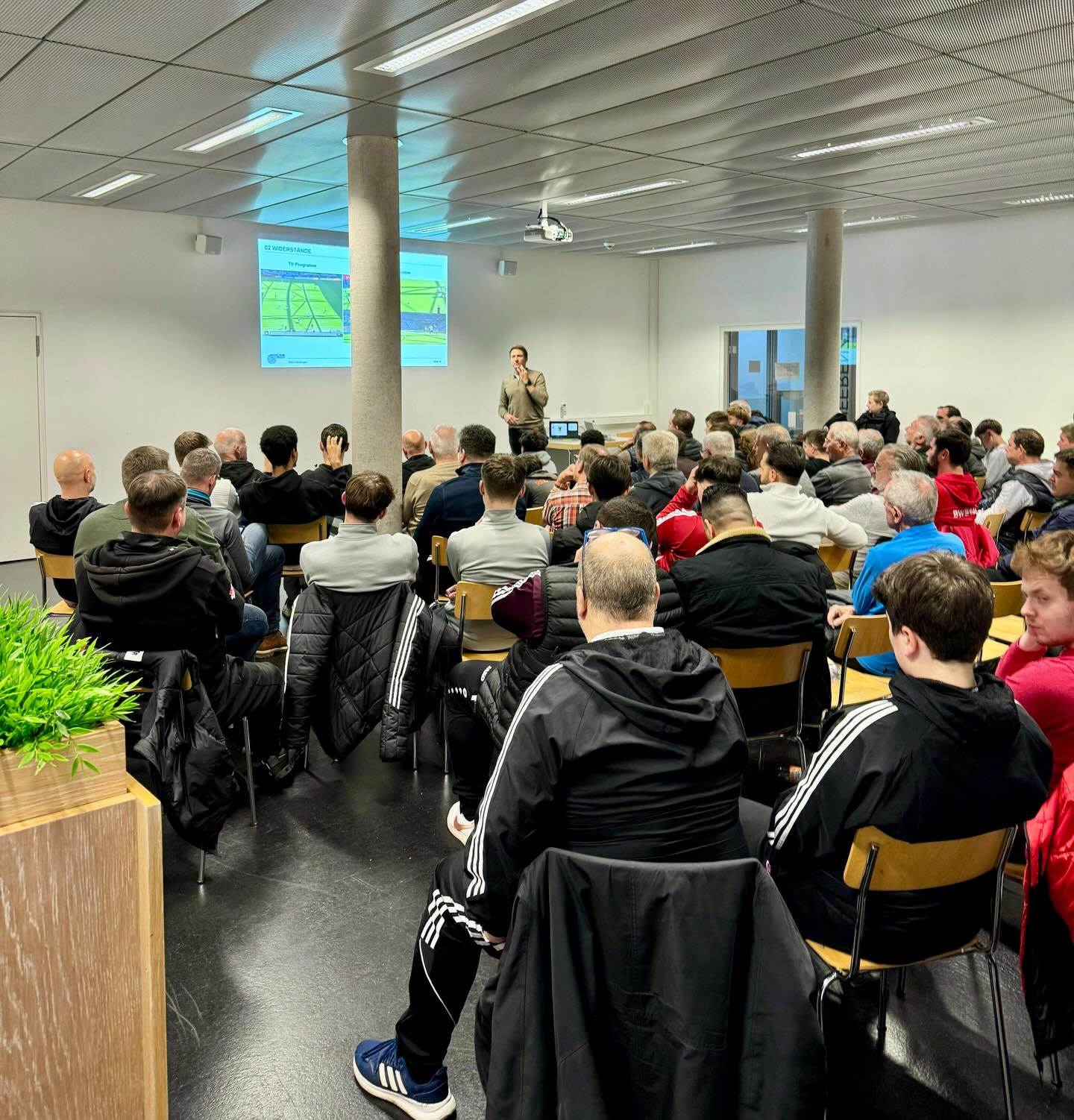 ✨ Weihnachtsschulung 2025 – Jahresabschluss an der Kreuzeiche ✨
Am Montag durfte unser Obmann Ronny Haag über 90 Schiedsrichter*innen zur letzten Gruppenschulung des Jahres 2025 begrüßen. 🎄⚽
Als Referent hatten wir niemand Geringeren als Bundesliga-Schiedsrichter Tobias Reichel zu Gast – direkt an der Reutlinger Kreuzeiche! Mit spannenden Insights aus der Bundesliga, den Schwerpunkten Fokussierung und Umgang mit Widerständen, fesselte er die gesamte Gruppe. 👏🔥
Außerdem wurde Kerstin Holzmayer aus ihrer Tätigkeit im Ausschuss zum 31.12.2025 verabschiedet. Vielen Dank für deinen Einsatz! 🙏
Ihr Nachfolger wird Maximilian Hügel, der künftig die Bereiche SR*innen und Jugendsprecher übernimmt. Viel Erfolg! 💪
🎓 Ebenfalls vorgestellt: Der Neulingskurs vom 12.01.–04.02.2026. Bereits 39 Anmeldungen – absolut überragend!
Zum Abschluss gab es noch eine besondere Überraschung: Der Förderverein überreichte jedem Mitglied das diesjährige Weihnachtsgeschenk – eine personalisierte Fox40-Pfeife sowie ein Kartenset mit dem Wappen der SRG Reutlingen. Ein großes Dankeschön an @schiedsrichter.de für die Unterstützung! 🎁❤️
Wir wünschen euch allen eine wunderschöne Adventszeit und fantastische Weihnachtstage! ✨🎅🎄