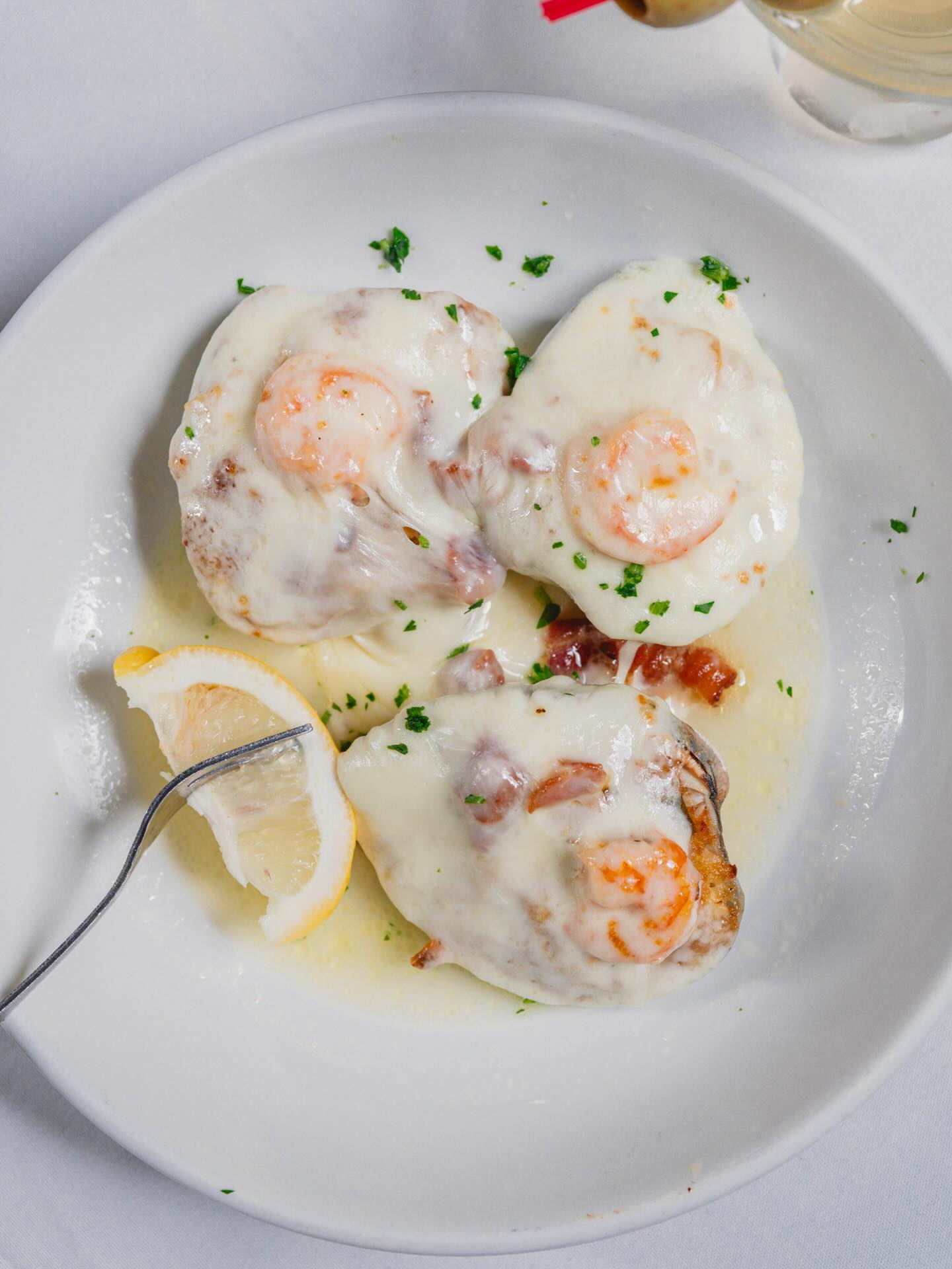 ✨ Three clams, stuffed with shrimp, bacon & mozzarella — our Over Stuffed Baked Clams is everything you’re craving. #PopeisClamBar
#deerparkeats #longislandseafood #longislandfoodies #lirestaurants #lieats #deerpark #seafood
