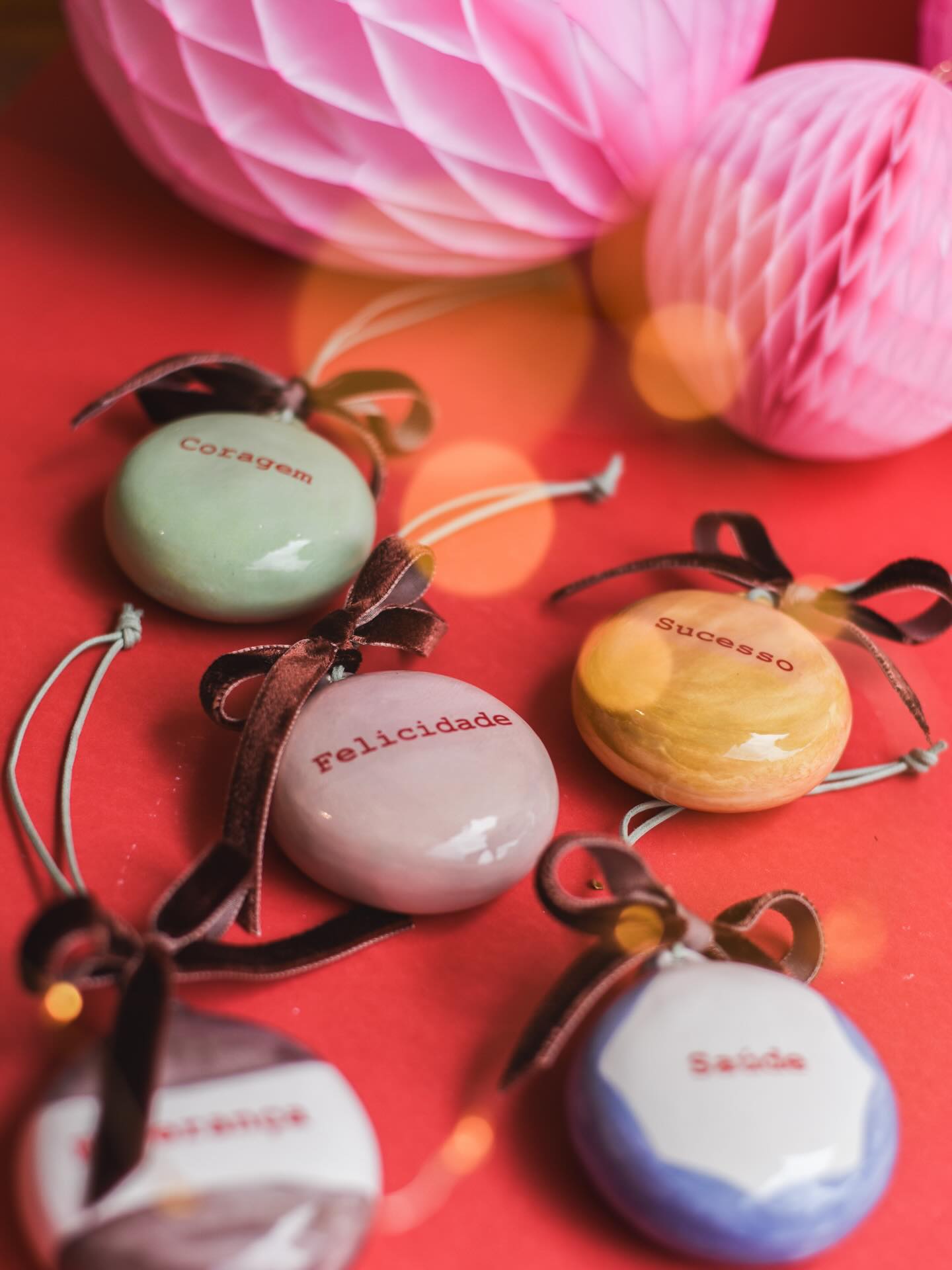 Nossas esferas em cerâmica são as lembranças mais especiais, delicadas e afetivas que você irá encontrar para presentear nesse Natal ✨♥️🎄🕯️#handmade #feitoamao #ceramic #poterry