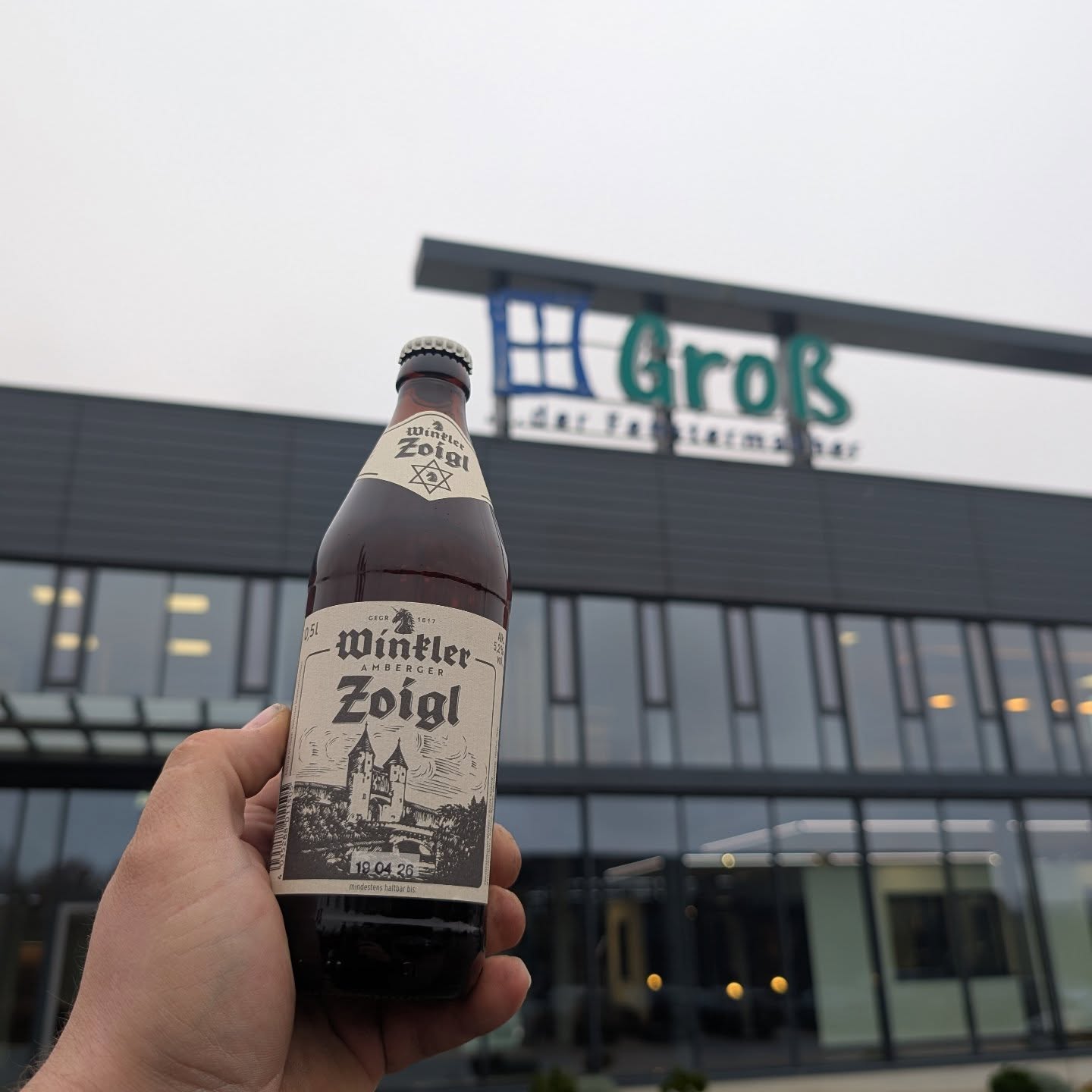 Der Nikolaus kommt und verteilt Geschenke! 🎅🎁
Ein echt Oberpfälzer Zoigl als Wertschätzung für unsere niederbayerischen Partner!
Vielen Dank für die gute Zusammenarbeit, die schnelle Bearbeitung aller Anliegen, die stets fachlich Kompetente Beratung und das vertrauliche Miteinander.
Auf ein weiteres erfolgreiches Jahr!
#fenster
#gross_fenster_tueren
#wohnbau
#gutes_bier
#bierliebe