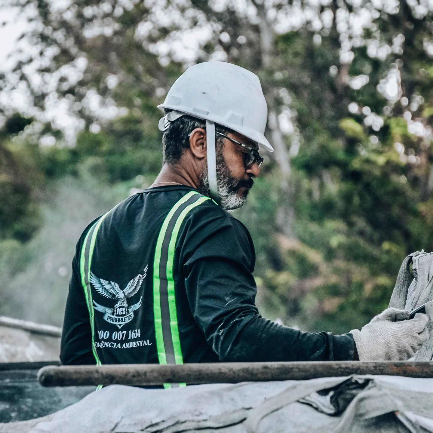 Na ICS Parakletos, cada ação é guiada pelo compromisso com a segurança, a responsabilidade e o cuidado com o meio ambiente.
Nesta imagem, vemos a força de uma equipe que atua com técnica, atenção e respeito — protegendo vidas, prevenindo riscos e garantindo que cada operação seja conduzida com excelência.
Somos especializados em emergência ambiental, gestão de resíduos e operações de alto padrão, sempre prontos para responder com rapidez, precisão e profissionalismo.
Onde muitos veem apenas um trabalho duro, nós vemos missão, propósito e impacto positivo.
ICS Parakletos — Protegendo o presente, preservando o futuro.
#ICSParakletos #EmergênciaAmbiental #SegurançaDoTrabalho #SST #MeioAmbiente #OperaçãoSegura
#GestãoDeResíduos #ProfissionaisDaSegurança #TrabalhoComResponsabilidade
#ProteçãoAmbiental #RiscoControlado #EquipePreparada #Sustentabilidade #ServiçosAmbientais
#PrevençãoDeAcidentes #TransporteSeguro #CompromissoAmbiental #AmbientalismoNaPrática @vereadoraangelamaria @heronguimaraes @otbetim