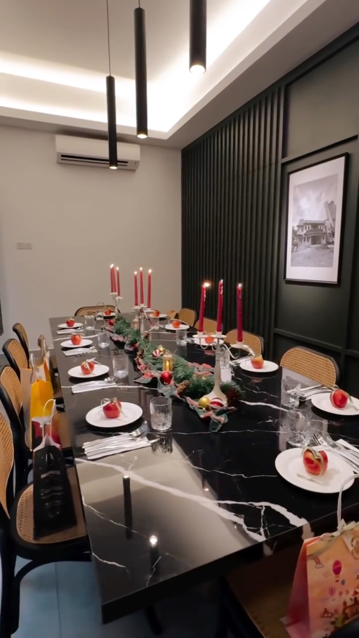 A table so beautiful, more than just decor.
it’s the art of making memories last it becomes the story of the night.
Details that speak softly but leave lasting impressions. 🥂
I am grateful beyond words, and forever inspired by @huabar_co ,
My friend, My mentor, My family 🥹🤗
One of these table decor was created hand in hand with Hua Bar Malaysia 🇲🇾 @huabar_co @huabar_workshop with every step guided by their artistry✨
📍: VIP GLASSMANSION, Kuala Lumpur 🇲🇾
📍: VIP 3 PENTHOUSE ON 19th , Medan 🇮🇩
📍: JA MANSION, Medan 🇮🇩
📍: VIP INTERLOKAL, Medan 🇮🇩
Discover how flowers can tell your story ✨
📍 Medan | WhatsApp +62 853-8387-6801
💌 thekimsgardenia@gmail.com
🌎 www.thekimsgardenia.com
Hua Bar Flower 🇲🇾
Bespoke Bouquets & Creative Styling
DM us for custom queries
Shop now at www.huabarflower.co
📍: VIP GLASSMANSION, Kuala Lumpur 🇲🇾
📍: VIP 3 PENTHOUSE ON 19th , Medan 🇮🇩
📍: JA MANSION, Medan 🇮🇩
📍: VIP INTERLOKAL, Medan 🇮🇩
📸: @lumens.photo
📸: @by_co.moments
📸: @meixin_t
#thekimsgardeniasignature #medanflorist #indonesiaflorist #tabledecormedan
#huabarfloral #basketdesign #pjflowershop
#klpremiumflowershop #bouquetcollection #huabarflower