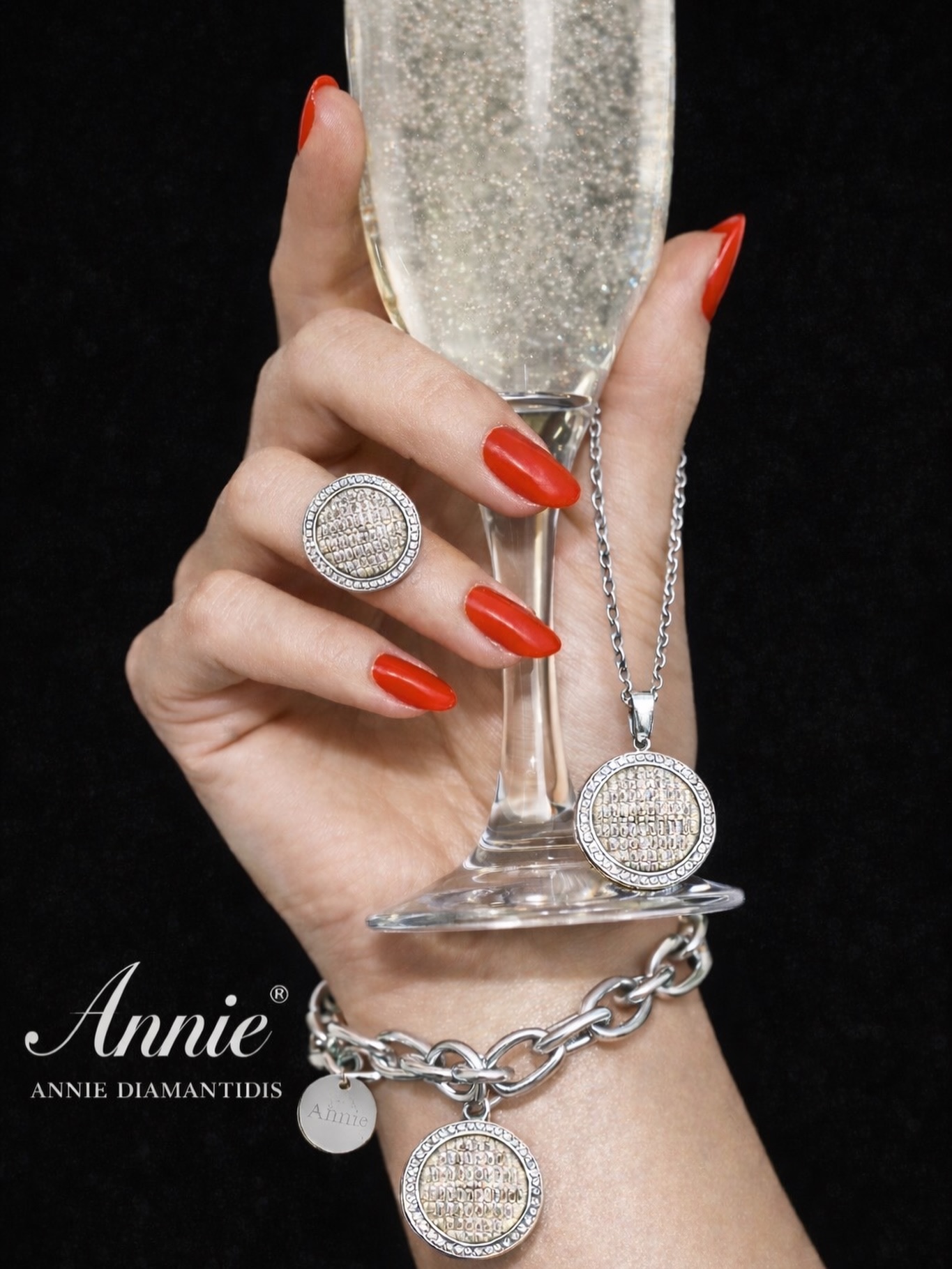 Midnight looks better in silver ✨🥂
Annie®️ Jewelry for your NYE moment.
#AnnieHandbags #AnnieDiamantidis #LuxuryJewelry #StatementJewelry #ModernGoddess