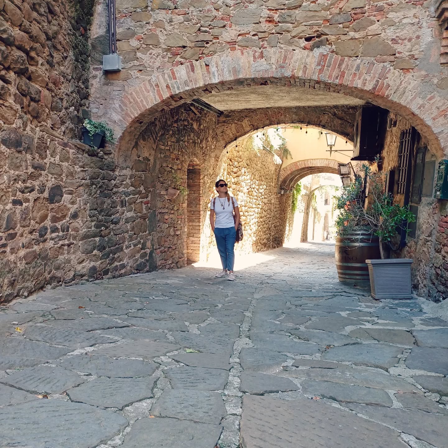 La Rabbia è la Tua Benzina? È Tempo di Trasformarla in Potere (e Felicità).
Lo so come ci sente a non essere viste e capite.
Cosa provi quando ti sforzi per dare il massimo e da fuori viene preso per scontato, non valorizzato, non apprezzato.
E quindi cosa fai? Ti sforzi ancora di più pensando di essere tu il problema, di non essere degna dello sguardo, approvazione, accettazione, amore.
Oppure ti chiudi in te stessa e vai avanti Lo stesso perché la rabbia e il senso di ingiustizia sono diventati ormai la tua benzina... e continui imperterrita, giorni dopo giorno senza ormai avere nemmeno il coraggio di fermarti, perché il dolore che sentiresti ormai sarebbe troppo per Te.
Ora voglio dirti, c'è una via d'uscita a tutto questo. C'è una speranza di uscire da questa gabbia dorata.
Tornando a Te stessa, imparando tu per prima ad amarti, perché tutto quello che ti serve è già dentro di te.. il mondo Fuori da cui ti aspetti "quel qualcosa" non cambierà Mai, se prima non cambia il tuo dentro.
Il mondo fuori è uno specchio di ciò che abbiamo bisogno di "curare" e risvegliare dentro di noi.
Forse queste parole ti sembreranno incomprensibili. Non è un problema tesoro, la mente razionale non capirà, ma la tua Anima SA e se anche un pochino senti vibrare qualcosa dentro di te... sei molto più vicina di quello che credi a ritrovare la Felicità che desideri, la Leggerezza, la gioia e il permesso di goderti la vita come meriti.
Prova ad affidarti a quella sensazione che percepisci, a quella scintilla che anche se lontana e appannata, ti sta chiamando perché è pronta, ora, per tornare a brillare
La felicità è dall'altra parte che ti sta aspettando
Se lo desideri insieme possiamo fare questo viaggio verso la tua Meta, con diversi strumenti, trovando insieme quelli più adatti a Te ❤️
Grazie per avermi letta fino a qui.
Ti auguro un meravigliosa settimana
Con amore
Valentina 🫂