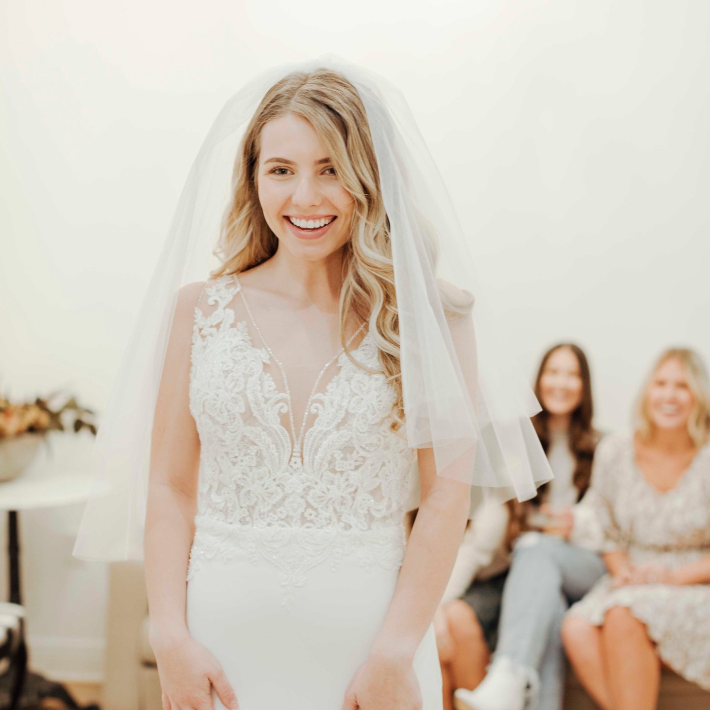 See complete bridal looks at our Jena boutique — veils, jewelry, and finishing accessories matched to designer gowns. Swipe the carousel to shop coordinated sets and imagine the full look. Try pieces in-store with expert styling and same-day selections. Book your styling appointment — Link in bio. 💍👰✨🕊️ #JenaLA #CentralLouisianaBrides #BridalAccessories #BlueSparrowBridal #WeddingJewelry #Veils #BridalStyle #DesignerGowns