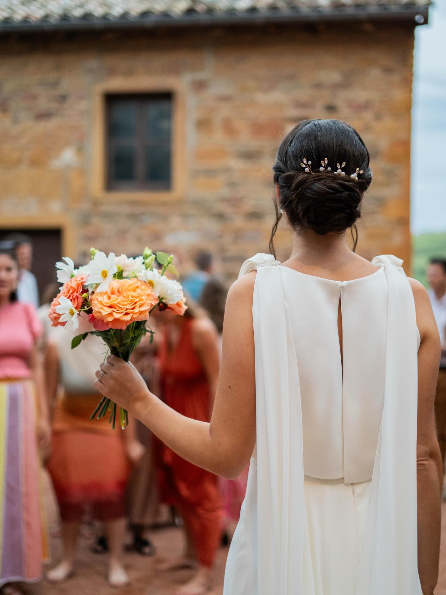 Quelques secondes avant le lancer de bouquet au @ledomainedessources 💐
#photographedemariage #photographedemariagelyon #mariagelyon #mariagebeaujolais #photographedemariagefrance #frenchweddingphotographer #weddinginfrance #destinationwedding #mariagebourgogne #mariageauchateau #mariageromantique #mariageelegant #mariageauthentique #mariageintime #documentaryweddingphotographer #storytellingwedding #fineartwedding #luxurywedding #weddinginspiration #inspirationmariage