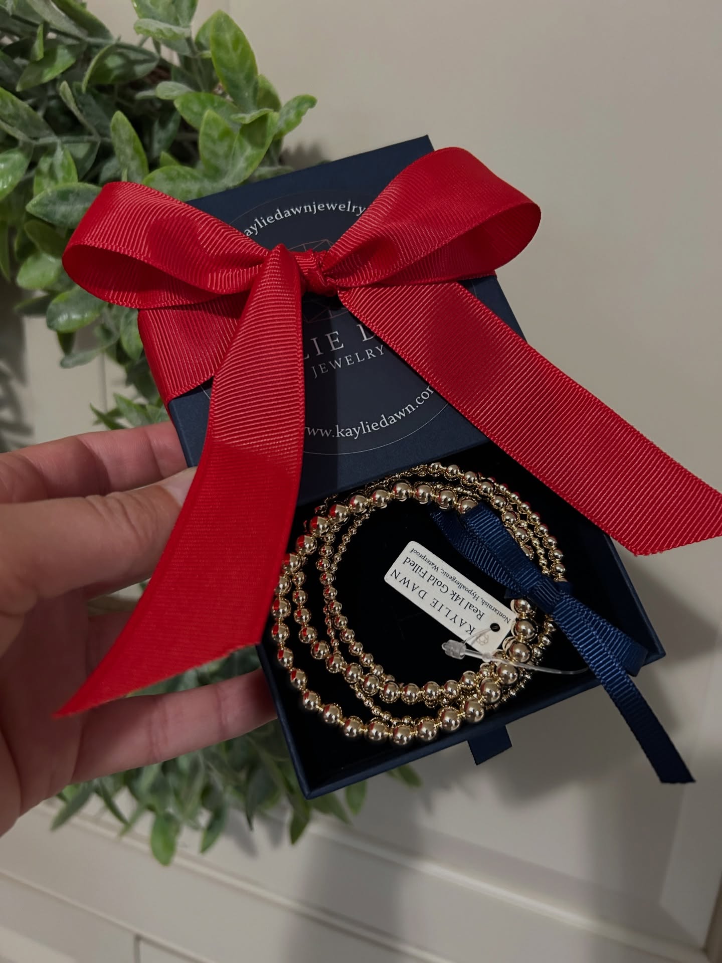 Next year we will be unveiling our pre-made stackable sets! The classic five-piece Jane set is online now & more will follow in the coming weeks. All purchases of 3+ bracelets on www.kayliedawn.com are 15% off & each pre-made style set comes with a super soft Kaylie Dawn storage pouch! ☺️
Someone will be happy to find this under their tree!