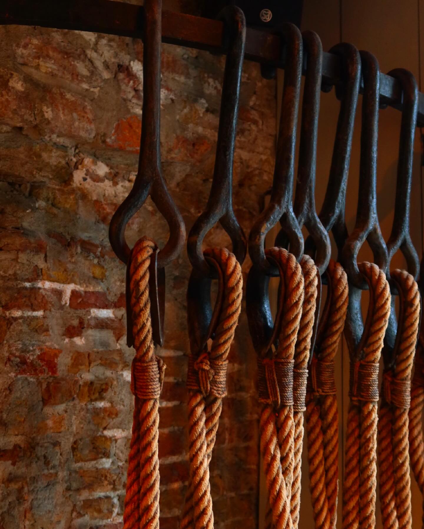 Hier is de geschiedenis overal om je heen.
Here, history is all around you.
#dewaag #delft #dewaagdelft #delfteats #dutchfrenchbistro