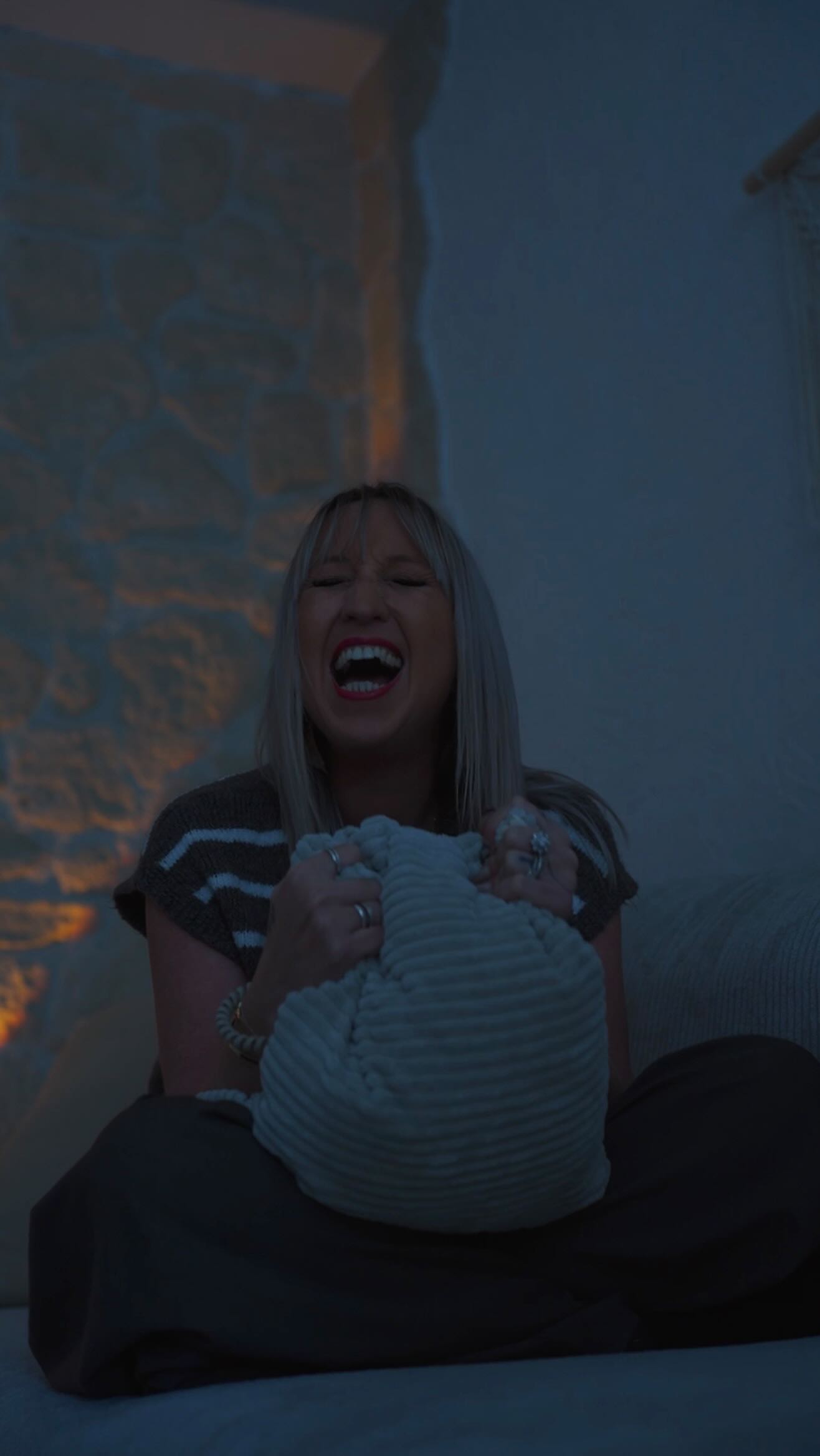 « Quand ton ego veut monter sur le ring mais que ton cœur, lui, veut juste la paix...
Écouter est tout un art… mais il est rarement utilisé.
Chacun veut imposer sa vision, ses vérités, ses blessures qui paraissent plus importantes que celles des autres.
Moi, moi, moi…
Mais la réalité est bien plus nuancée que ça!
Dans ces moments-là, on ne cherche pas à comprendre l’autre...
On veut juste gagner le combat🥊
Prendre le dessus.
Avoir raison!
Alors que la vraie force, c’est de choisir d’écouter.
De chercher un consensus plutôt qu’un vainqueur!
De se demander :
💡 Qu’est-ce que ça réveille en moi ?
💡 Et si j’essayais de voir la situation autrement ?
Spoiler : tu n’es pas obligé d’accepter l’invitation au combat 💥
Choisis la paix plutôt que la guerre. ✨
✨ 3 Tips pour sortir de la culture de l’affrontement :
1️⃣ Respire avant de répondre → laisse passer quelques secondes avant de parler pour éviter la réaction impulsive.
2️⃣ Pose une question plutôt qu’une attaque → “Qu’est-ce que tu veux me dire exactement ?” au lieu de te mettre sur la défensive.
3️⃣ Cherche le “ET” au lieu du “OU” → il peut avoir raison ET toi aussi. Le monde n’est pas toujours noir ou blanc.
🎁 Les bénéfices :
✔️ Des discussions plus calmes, plus constructives
✔️ Moins de tensions, de bouderies, de silences froids
✔️ Une vraie paix intérieure (même quand l’autre ne change pas !)
✔️ Des relations plus saines et plus profondes
Et toi, tu choisis quoi : avoir raison ou être en paix ? ⬇️
#developpementpersonnel #relationssaines #intelligenceemotionnelle #paixinterieure #coachdevie »