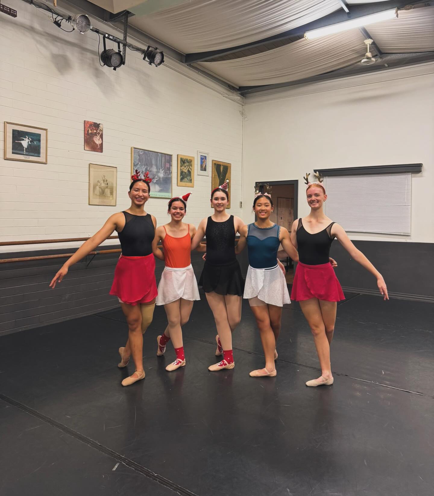 Any excuse for dress ups! Enjoying the Christmas energy! Reminder term 4 end Friday 12th December ❤️ #christmasvibes #dressups #balletclass #ballet #dance #endofterm