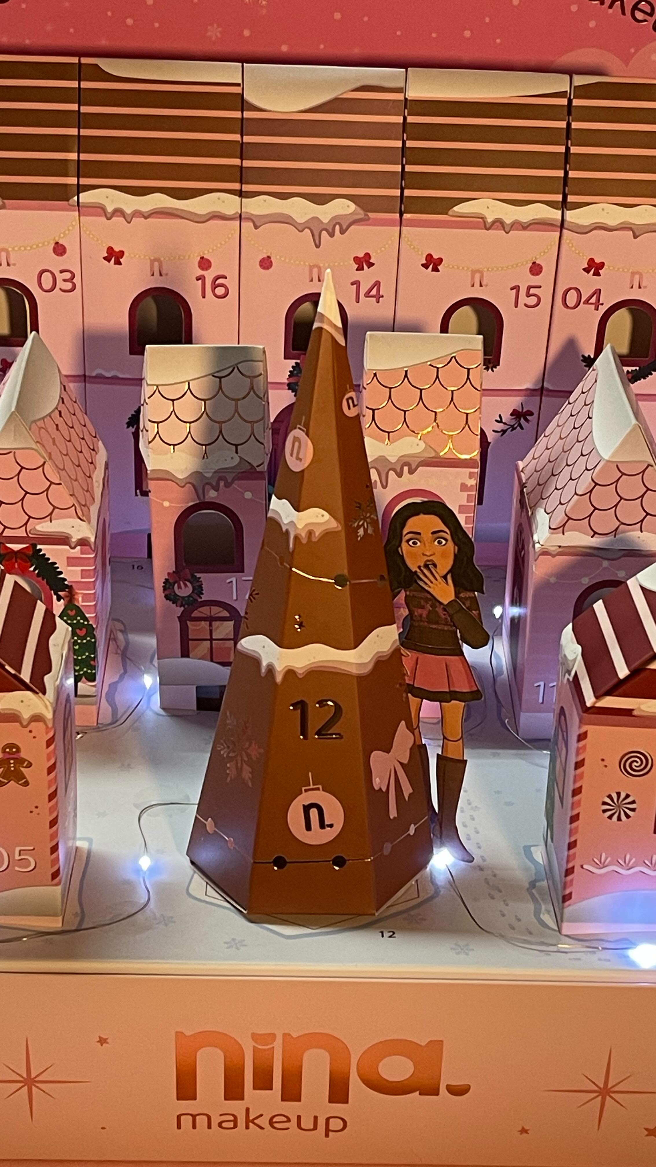 Uma versão miniatura minha saiu do papel para passear pela Cidade Encantada da Nina Makeup. ✨
Casinha por casinha, um ritual diário de beleza, luz e surpresa que transforma dezembro em experiência.
O tour completo pelo terceiro Calendário do Advento da marca e todos os detalhes desse lançamento estão na matéria do Backstage Fashion Stories.
Acesse pelo link da bio e entre na cidade.
#BackstageFashionStories #NinaMakeup #CidadeEncantada #CalendarioDoAdvento