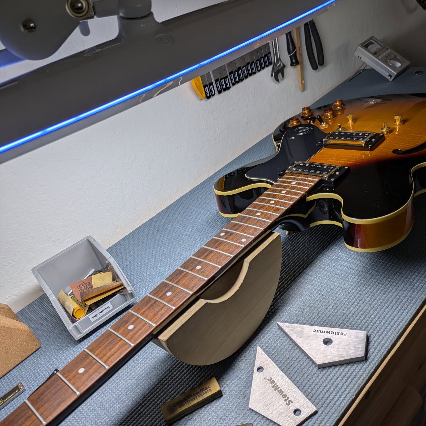 A setup and a little light spot leveling on this Epiphone Dot on a rainy December morning...
Have a good day everyone!