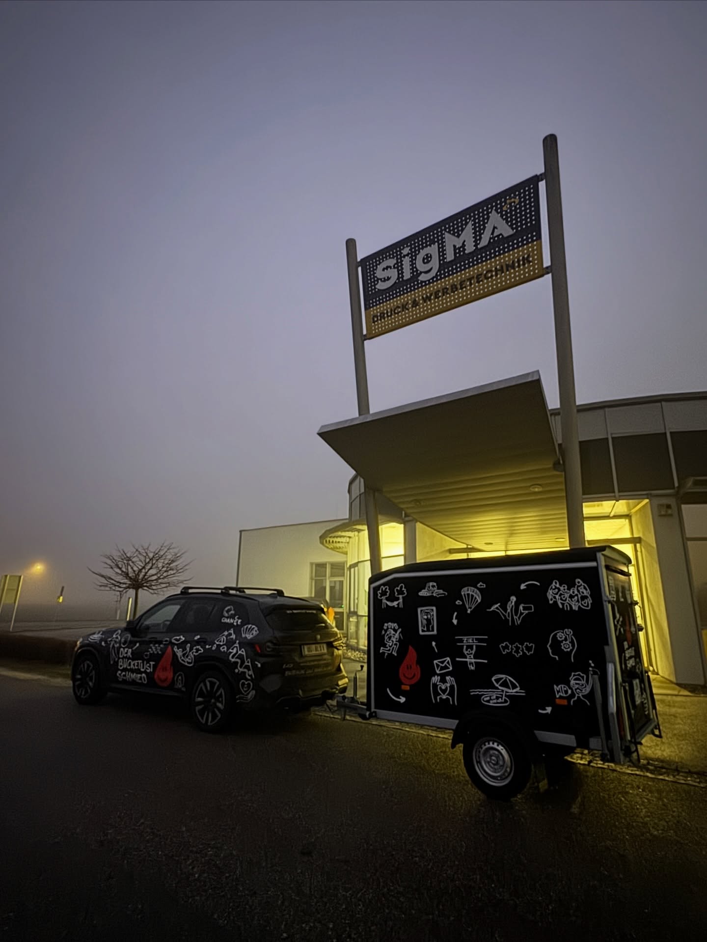 🔥 Neu im Einsatz beim Bucketlist Schmied. Mobil. Sichtbar. Bereit fürs nächste Erlebnis.
Heute ist der Anhänger frisch aus der Folierung von @sigmawerbetechnik zurückgekommen – im gleichen Style wie schon das Auto.
Ab sofort ist er fixer Bestandteil der Wirk-Werk-Workshops für Unternehmen und bald auch der künftigen Erlebnis-Ausfahrten.
Mehr Kraft, mehr Transport, mehr Möglichkeiten – und ein Design, das Geschichten erzählt.
Wer Lust hat reinzuschauen: Alle Infos zu den Wirk-Werk-Workshops gibt’s auf der Webseite unter www.bucketlist-schmied.com/wirk-werk-workshop
#BucketlistSchmied #WirkWerkWorkshop #VomErlebnisZumErgebnis #Branding #Mühlviertel #UnterwegsFürErlebnisse #StoryOnWheels #Sigma