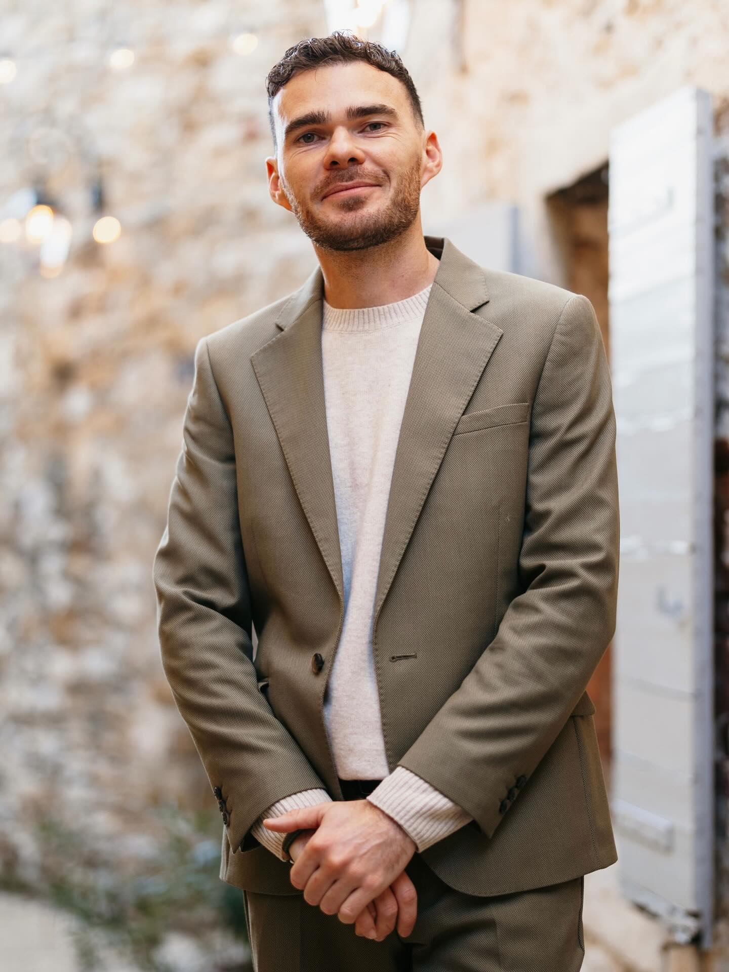 🔍 Qui suis-je ?
Charly, 30 ans — DJ spécialisé dans le mariage depuis 9 ans, avec plus de 230 mariages animés. 🥳
La musique me suit depuis toujours ; Ado je mixe déjà, et en 2014 j’anime mon tout premier mariage. 📀
À 19 ans, en études en tourisme, je deviens steward👨🏻✈️— un rêve accompli. Puis je m’envole pour Londres pour me perfectionner en anglais.
C’est là que tout commence. 🇬🇧🎧
Serveur dans un pub, mon patron me donne ma chance aux platines. Et pari réussi ! Voir les gens danser, me féliciter en fin de soirée… je suis dans un rêve. 🤩
Après 1 an passé à mixer dans les clubs londoniens, retour en France, avec une conviction profonde : ce métier est ma voie. 🚀
Mon expérience dans l’aviation s’arrête, avec de très beaux souvenirs. 🥹
En 2026, je fêterai ma 10 ème année à vivre de ma passion. 👰🏼♀️🤵🏻♂️💍
Rendre service. Faire plaisir. Toujours. 🎧✈️