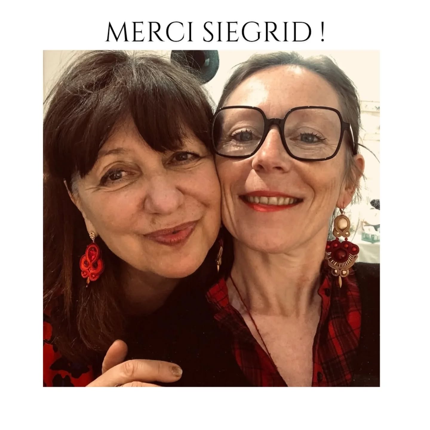 Certaines rencontres changent la trajectoire d’un projet.
Siegrid fait partie de celles-là.
Elle accompagne avec une écoute profonde, une douceur qui laisse respirer les idées, et cette façon rare de saisir l’essentiel, parfois avant même que je ne le formule.
Une intuition fine, délicate, qui oriente sans jamais imposer. Une présence douce mais solide qui sécurise et qui porte.
Etre artisan d’art, c’est bien plus que créer :
c’est penser, écrire, photographier, organiser, gérer, raconter, préparer des dossiers, mettre en scène, scénographier, ajuster, rencontrer des partenaires, préparer…
Autant de compétences qui sont chacune un métier à part entière et il ne faut pas se mentir..je ne sais pas tout faire !
Alors avoir quelqu’un compétent qui remet du sens, qui structure, qui allège, qui accompagne avec douceur et intelligence…
ça change tout.
Dossiers de presse, prises de contact, recherche de lieux, scénographie… tout devient plus clair, plus simple, presque évident quand elle est là.
Pour moi, ces derniers mois, elle a été, et est un soutien précieux : une présence stable au milieu du tourbillon des préparatifs, une main sûre pour porter mes projets et les aider à trouver leur juste place.
Merci @siegrid_dumas, vraiment.
Pour l’intelligence, la sensibilité, et cette continuité qui change tout.
(Et pour les artisans et créateurs qui cherchent un accompagnement global, sensible et profondément ajusté : Siegrid est une ressource rare.)
#accompagnementpersonnalisé
#artisandart
#sensibilité
#experience
#soutien
#coulissesartisanat
#fairesens
#soutiencréatif
#universdecréateur