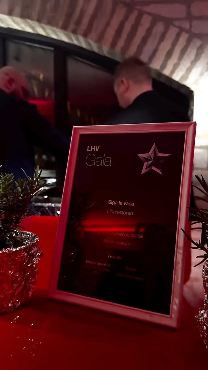 Last Saturday we catered the LHV gala and brought two different sides of Latin America directly to the venue.
We set up a outside kitchen, so both dishes was prepared fresh on-site, just as it would be in our restaurants.
From Siga La Vaca, we served Argentinian osso buco with fried vegetables, pico de gallo and chimichurri.
From Morena, we prepared crispy chicharrones with fried vegetables, pico de gallo, chimichurri and guacamole.
The food was very well received, many guests came back for a second (and even third) portion.
If you’re planning a gala, corporate event or private celebration and want freshly prepared food on location, email reigo@sigalavaca.com for a personal catering offer.