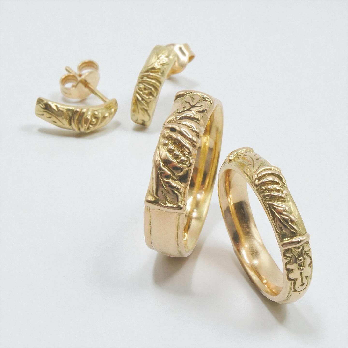 Alliances et paire de boucles d’oreilles inspirées du cloître de Chalon sur Saône ✨
Fait main sur place dans notre atelier 👑
Rendez-vous 32 rue aux Fèvres à Chalon sur Saône 📍
Atelier de création de bijoux en pierres gemmes, or 750/000 ou argent 925/000 💎 Services de réparation, transformation & enfilage 💍
#artisanbijoutiercréateur #bijoutiercreateur #bijouteriechalonsursaône #chalonsursaône