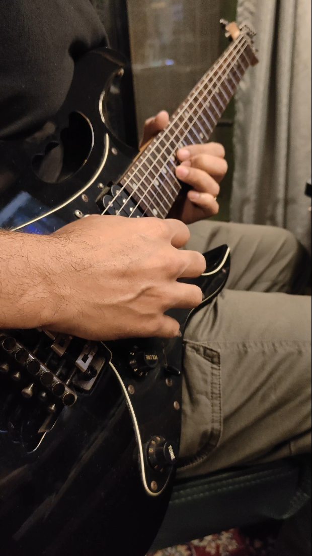 Here’s a little guitar solo from the song 'Seekha Maine' that I produced for @mehamuse 🎸 🎶🎛️
Singer/ songwriter: @mehamuse
Guitars and Music Production @joel_jossy
Mixed by @mixedbyrudransh
Recorded at @joelsmusiclab
Catch the full track on all streaming platforms!
#guitar #solo #MusicProduction #indiemusic