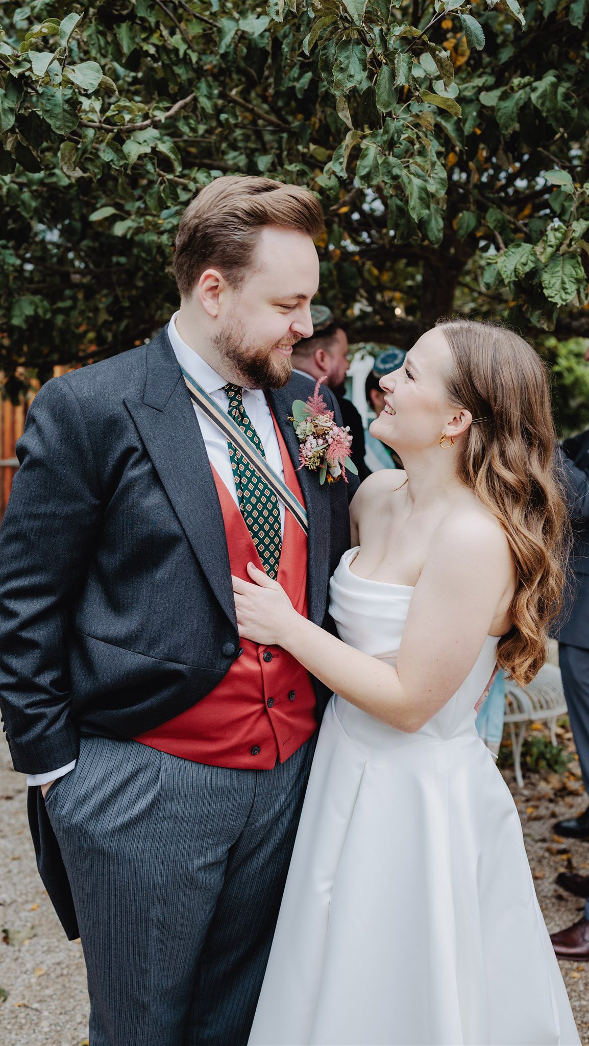 ✨ Lachen. Nähe. Und all die Menschen, die dazugehören.✨
Hochzeiten sind nicht nur ein Ablauf.
Sie sind Umarmungen.
Lachen.
Bewegung.
Und dieses Gefühl, mittendrin zu sein.
Genau das liebe ich daran so.
#fabriklebeuron #donautal
#hochzeitimdonautal
#hochzeitsfotografschwaebischgmuend
#hochzeitsreportage
#echtemomente
#hochzeitsfeier
#hochzeitsgaeste
#ungestelltefotografie
#hochzeitsfotografie
#hochzeit2026
#hochzeit2027