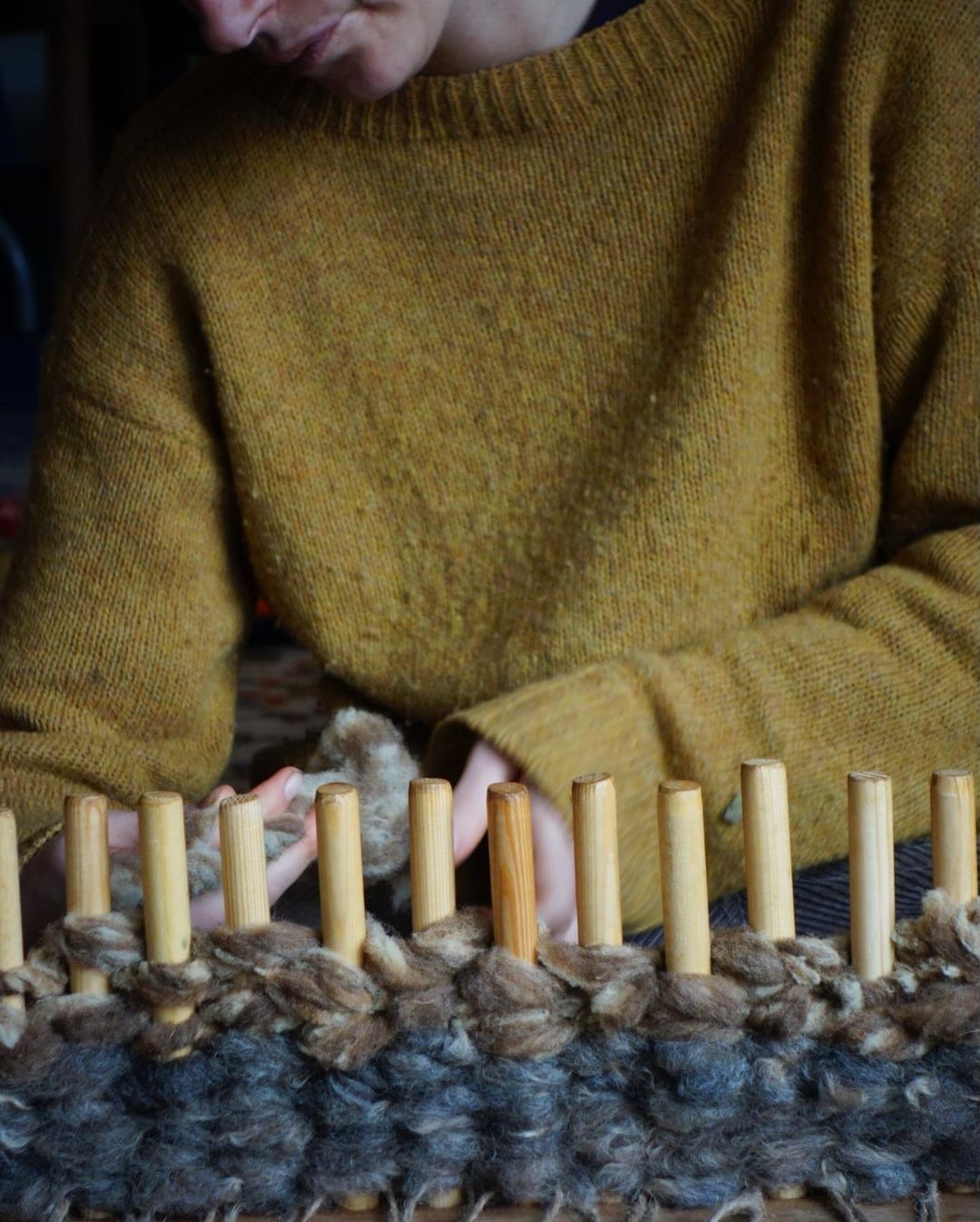 Wool- when my hands touch this amazing material my body softens and calms. This amazing, natural material feels so forgotten in our modern world. A fibre that can regulate temperature, that doesn’t need lots of washing, that regenerates and goes back to the earth when it’s use is done.
Come and spend a day with wool and make a raw sheeps wool mat to take on adventures into the new year- join me for a weaving and dreaming workshop @potager_garden on 24th January. Gift vouchers are also available via Potagers website.
#wool #weaving #weavinganddreaming #pegloom #craft