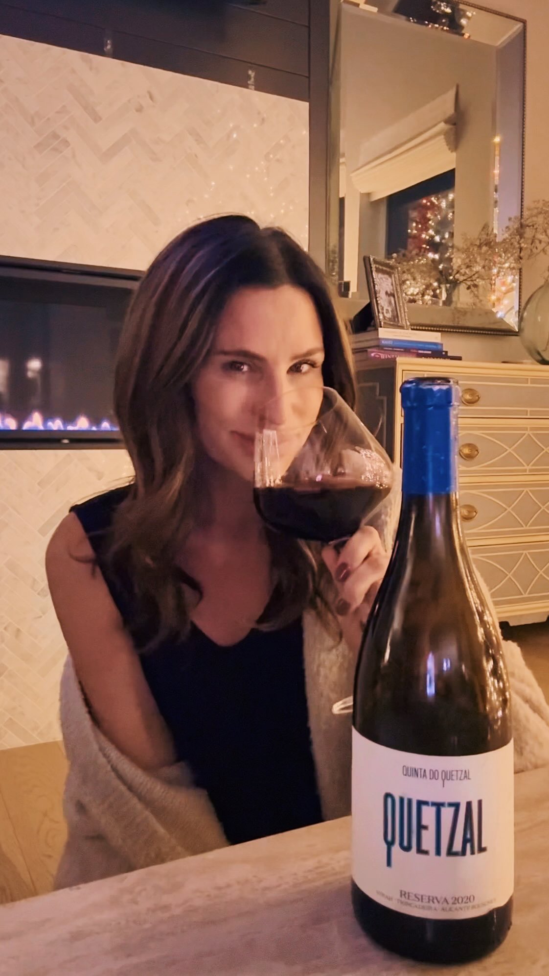 If you need an excuse to pour yourself a glass...🍷
Wine: @quintadoquetzal Reserva Tinto
Luscious dark fruit and spices. Elegant on the palate finely structured, with a lingering silky finish.
📍Alentejo, Portugal
#winehumor #portugalwine #redblend #pourthewine #winehappy