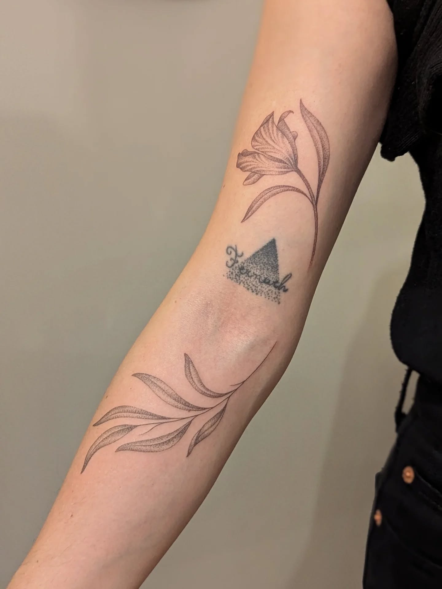 Two delicate handpoked botanicals for lovely Giulia yesterday 🌿 Thank you so much for coming all the way up from London… honestly such a treat to spend the afternoon chatting with you. 🤗
(The little triangle in the middle is by another artist.)
🎄 Just two spots left before Xmas! If you'd like a tattoo on the 15th or 16th, head to my website to book / enquire.
_______
#HandpokedTattoo
#botanicaltattoo
#bedfordtattoo