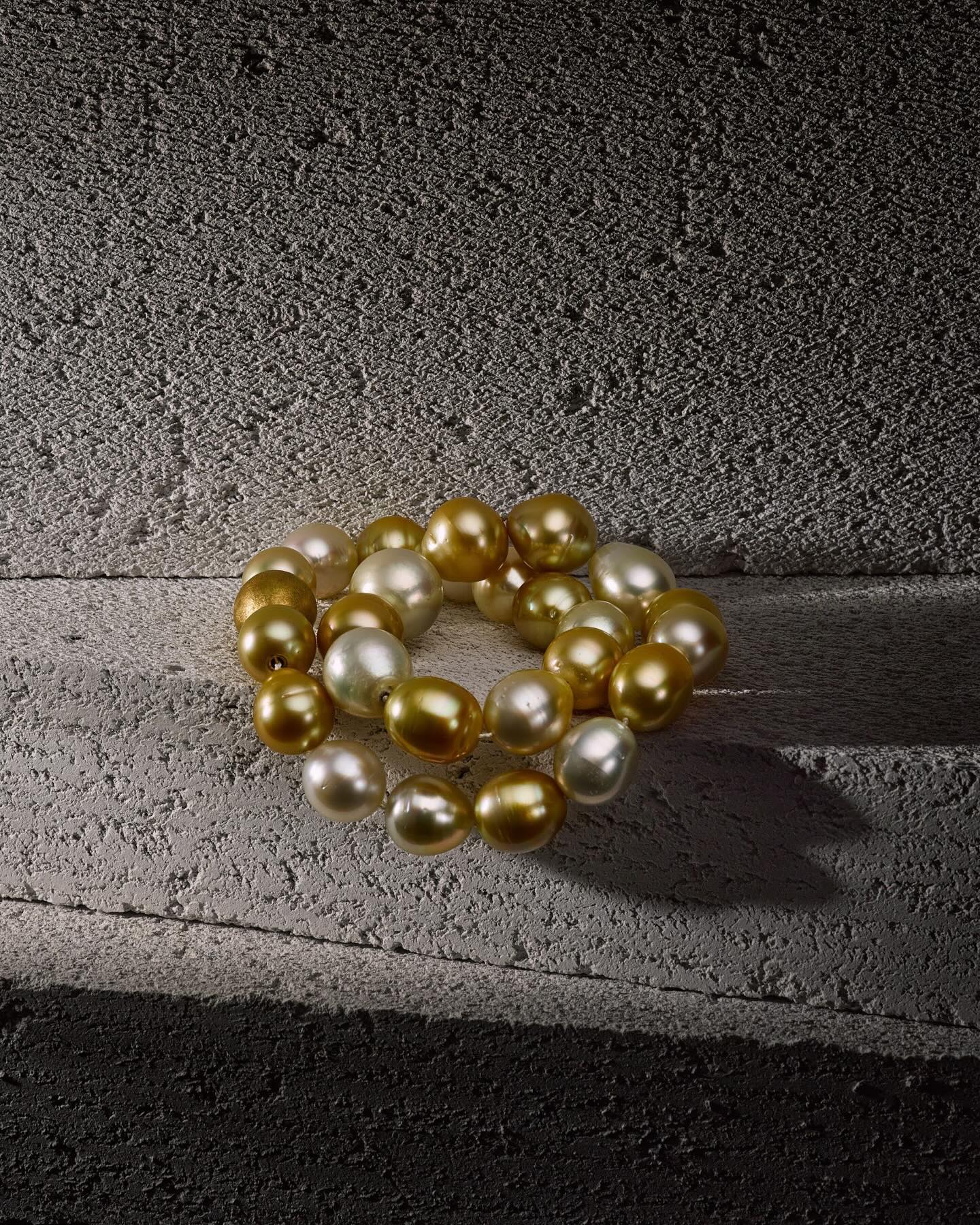 Wie ein prickelnder Kuss: ein Collier aus sanft schimmernden, champagnerfarbenen Südseeperlen mit aussergewöhnlichen Lüster und raffiniertem Goldverschluss.
Collier // Südseekuturperlen, gelb, weiss, natur, 14.8 x 18.25 mm // Verschluss Gelbgold 750, mattiert
www.uhl.ch #uhl #schmuck #uhldesign #bigiuhl #goldschmied #collier #girlwithpearl #perlen #luxury