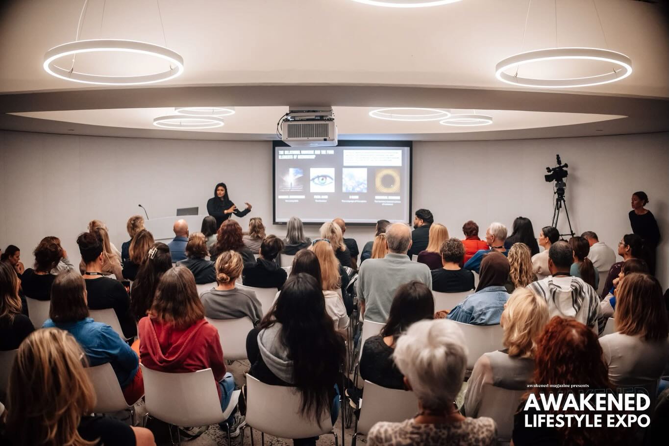 ✨ Still feeling the energy from the expo weekend ✨
I had the honor of leading a Psychic Mediumship Workshop at the Awakened Lifestyle Expo, and WOW — the room was completely packed!
We dove deep into intuition, connection, and development, and the questions were thoughtful, curious, and powerful. I loved not only guiding everyone through the teaching, but also having the opportunity to give a live mediumship demonstration — those moments of connection are always so meaningful.
Grateful for every person who showed up open-hearted and ready to learn. This is why we do what we do 💫
If you were in the room, thank you for your energy!
#AwakenedLifestyleExpo #PsychicMediumship #MediumshipWorkshop #SpiritualDevelopment #MediumshipDemonstration