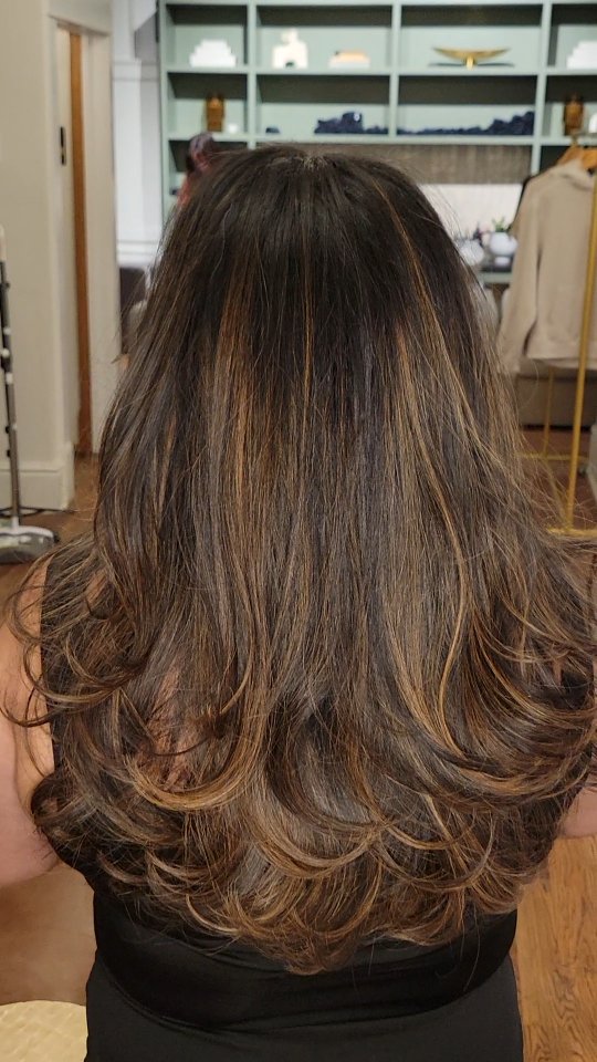 This lovely lady told me I did exactly what she wanted! 👌 and I'll never get tired of hearing stuff like that 🙏🏼✨️
A sunkissed glow placement is such a great way to brighten your look in a pretty low maintenance way.
Maybe that's just what you need for Christmas 🎄 😉
I can't wait to see you!
#shampoosociety #salonandwellness #luxuryhairstyling #bespokehairexperience
#sunkissedglow