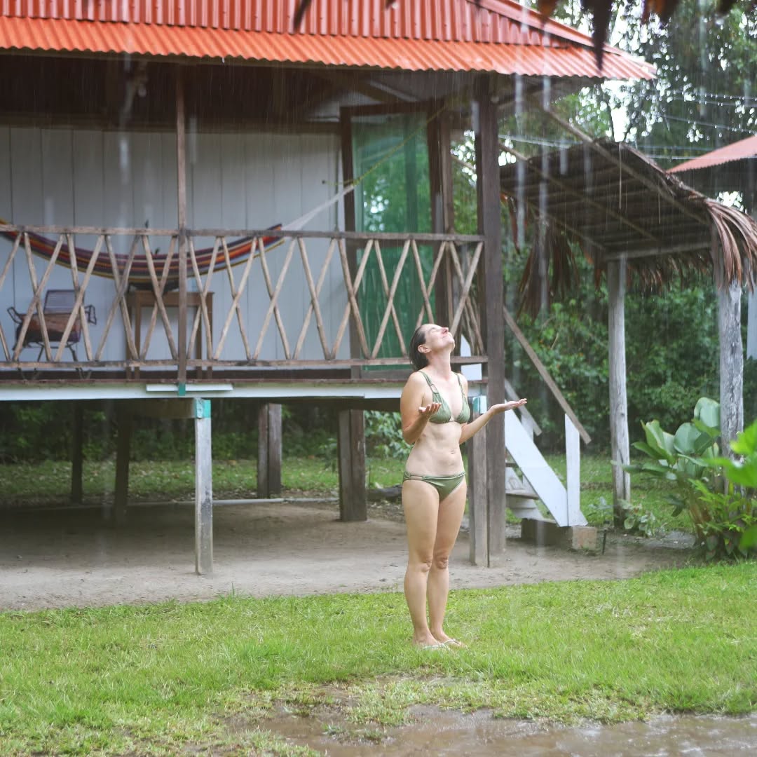 Conocimos a Karine, en el barco entre Yurimaguas y Lagunas, como si el río Huallaga hubiera decidido presentarnos.
Ella viaja ligera, sin reservas ni planes fijos, con esa libertad que permite cambiar de rumbo cuando el corazón lo pide. Por eso vendrá a Villa Wasi, en vez de seguir hacia Nauta, como ella lo pensaba al principio.
Le ayudamos a organizar un tour en la reserva Pacaya Samiria y al regresar, ella contó que pasó dos días buscando el aroma que le recordaba a la selva, y al fin lo encontró: la selva huele a té recién hecho. La imagen nos pareció tan poética que aún la llevamos con nosotros 🍵🍃
Unos se encariñan con quienes se quedan, aunque sea por un puñado de días y cada partida deja un suspiro de melancolia. Pero, las despedidas se dan con la mano al aire o corriendo detrás del mototaxi, felices de haber coincidido un instante en el camino