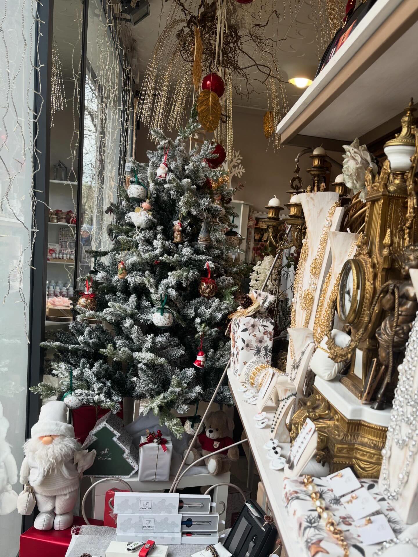 Non sai cosa regalare quest’anno? Abbiamo la soluzione perfetta per te! Scorri le nostre proposte:
✨ PER CHI AMA I DETTAGLI:
Saponi profumatissimi decorati con statuine di Elfi e Angioletti. Un piccolo pensiero di grande effetto!
✨ PER CHI AMA L’ESCLUSIVITÀ:
Collane personalizzabili con il nome! Qualsiasi nome tu voglia disponibile su richiesta!
✨ PER LA CASA:
Meravigliosi centritavola natalizi per accogliere i tuoi ospiti con stile 🕯️. Candele profumate e decorative.
✨ PER TE:
Tantissimi bijoux per completare il tuo outfit delle feste 💍.
Vieni a trovarci in negozio e spunta la tua lista dei regali!
#lagattacreazioni #Natale #natale2025 #RegaliPersonalizzati #collanapersonalizzata #HomeDecor #ChristmasVibes #venezia #centritavola #candele #christmasgifts