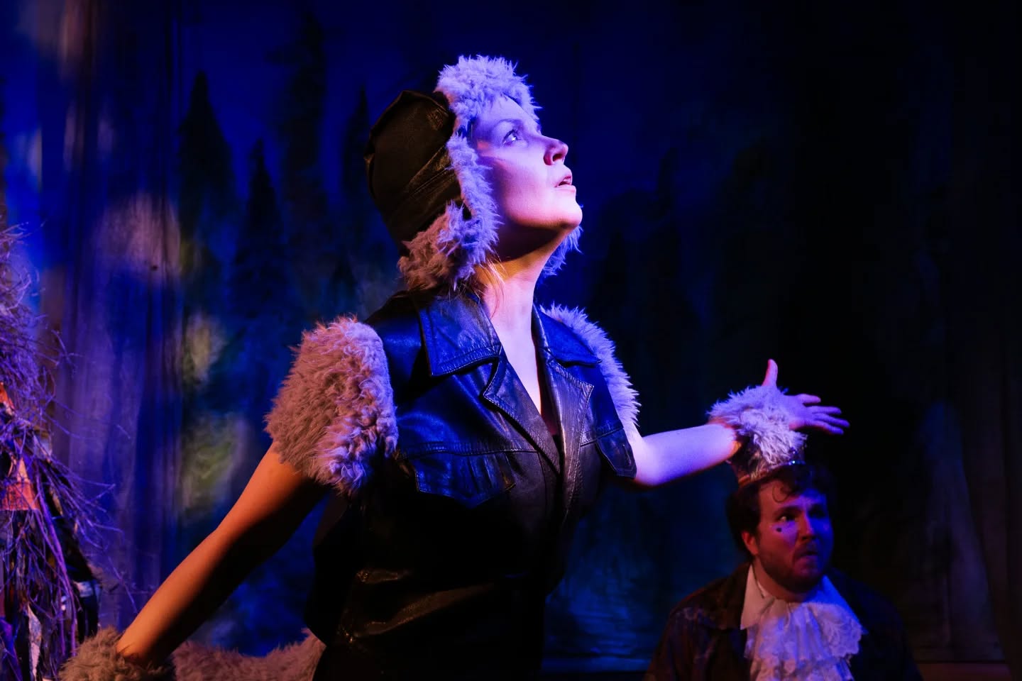 Joudumme valitettavasti perumaan viikonlopun 6.-7.12. Ootko mun kaverlji? esitykset Pakkahuoneella sairastapauksen vuoksi 😥.
Ostetut liput voi siirtää tuleviin esityksiin, olemme yhteydessä lipunostajiin.
Parantavia säteitä ankanpoikaselle ja koko työryhmälle ❤️
Kuvassa sudenpentu, kuva @_anigo__