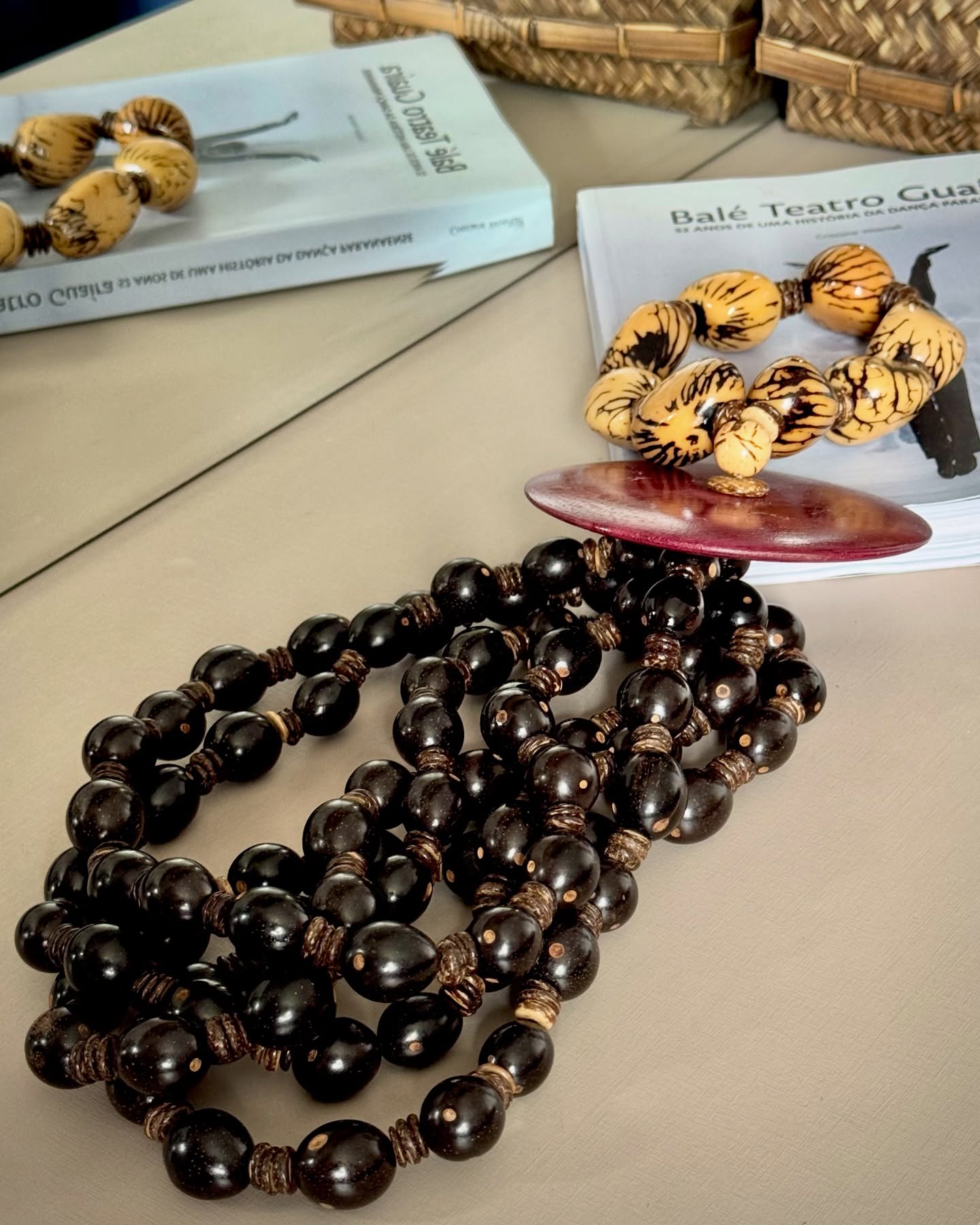 Elegância deste colar de mesa feito pelas mais mágicas de artesãos amazonenses que transformam natureza em arte.
Peça montada com disco de madeira rocinha, jarinas marfim e sementes do tucum.
Não perca a chance de ter essa peça, acessando a nossa loja virtual. Aproveite, também, o FRETE GRÁTIS para compra de quaisquer produtos pronta entrega.
#luxosustentavel
#elegancianatural
#biojoiasexclusivas