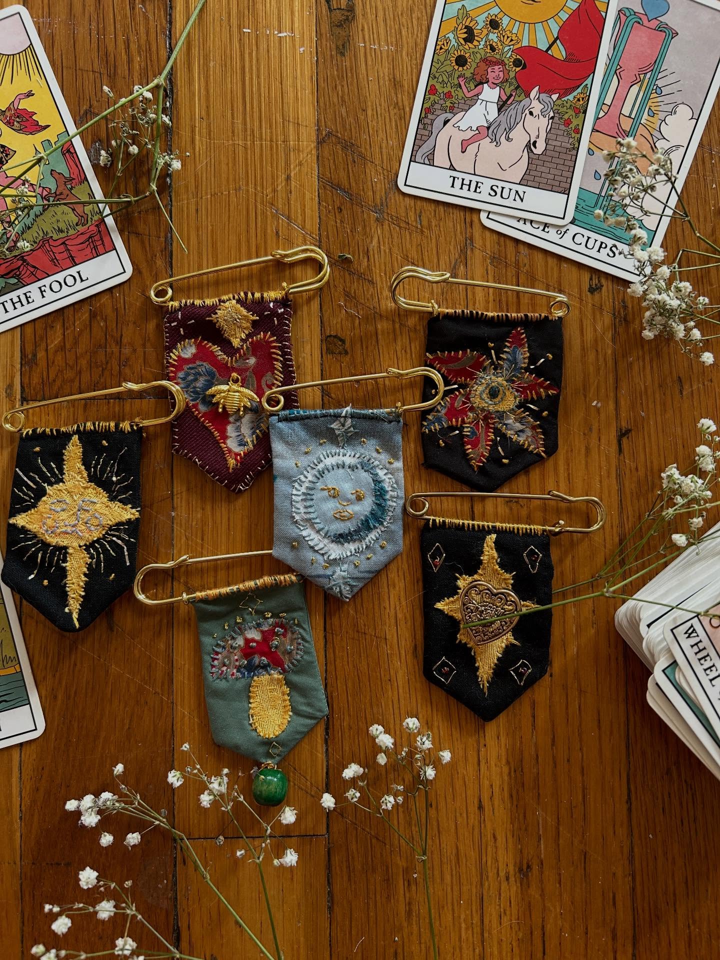 Scrappy ribbon pins!!! This set was gifts for my Craft Club. I would love to custom make some for you too!! Shot me a DM (or very soon check out my website!!!!)
#smallbuisness #slowfahion #sewistsofinstagram #creativereuse #sustainablity #sustainablefashion #whimsygoth #tarot