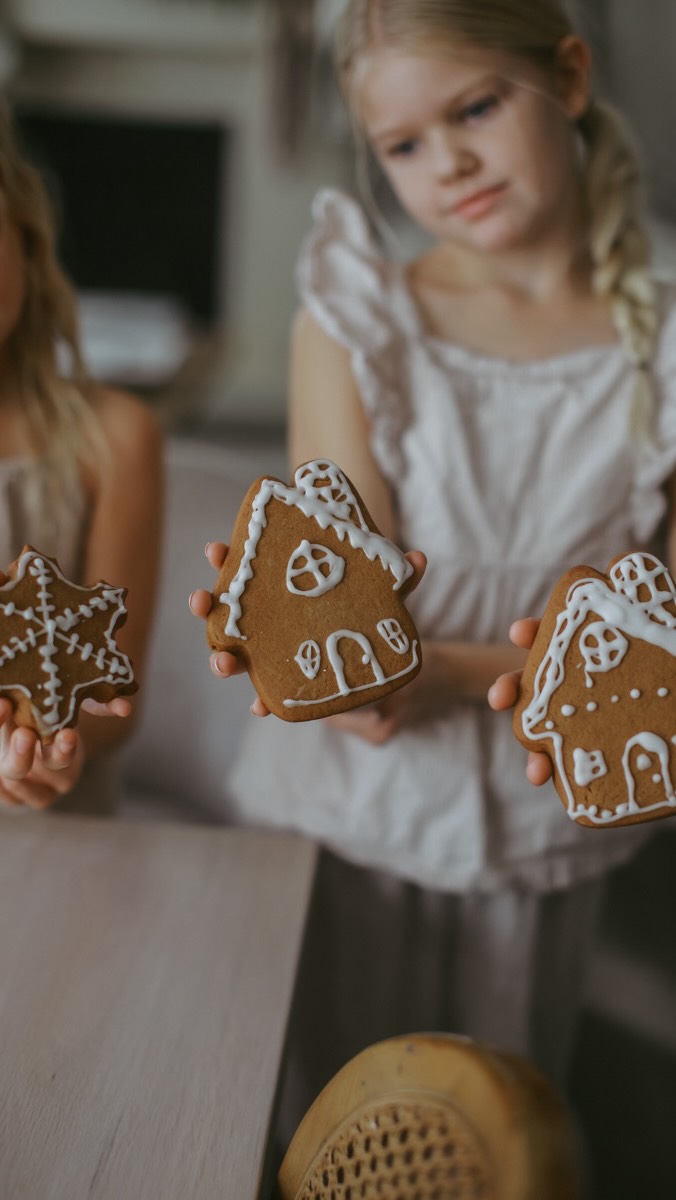 It’s funny how the simplest moments become the ones we remember most 🤎
A tray of gingerbread cookies, a bit of icing, sticky fingers, proud little smiles… and suddenly, it feels like Christmas.
Years from now, we won’t remember how the cookies looked, just the laughter, the sweetness, and the tiny hands that made them special! 🥰