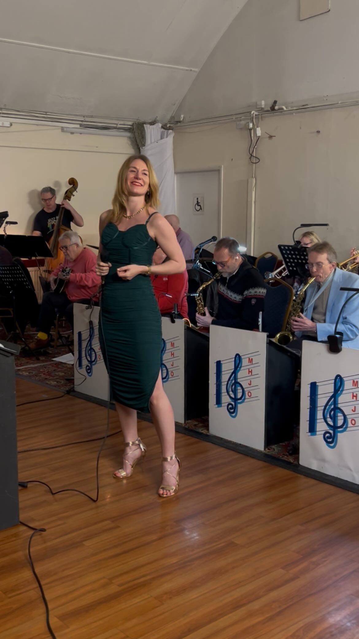 BIG BAND 🎤🎹🎷🎸🎺🥁✨
I had the absolute honour of performing with the Mid Herts Jazz Orchestra on Monday for their last gig of the year and oh my what fun was had!
To the incredible Gordon who has been running this amazing band for 65 years and all the gang what a thrill it was to perform with you all.
At Last has always been such a beautiful song to sing but one that I put immense pressure on myself with, it’s a song that I can’t help but sing from the heart and to sing it with a big band makes it even more special. ❤️
Sarah x
.
.
.
.
.
#sarahjonesjazz #jazzsinger #jazzvocalist #bigband #stalbans