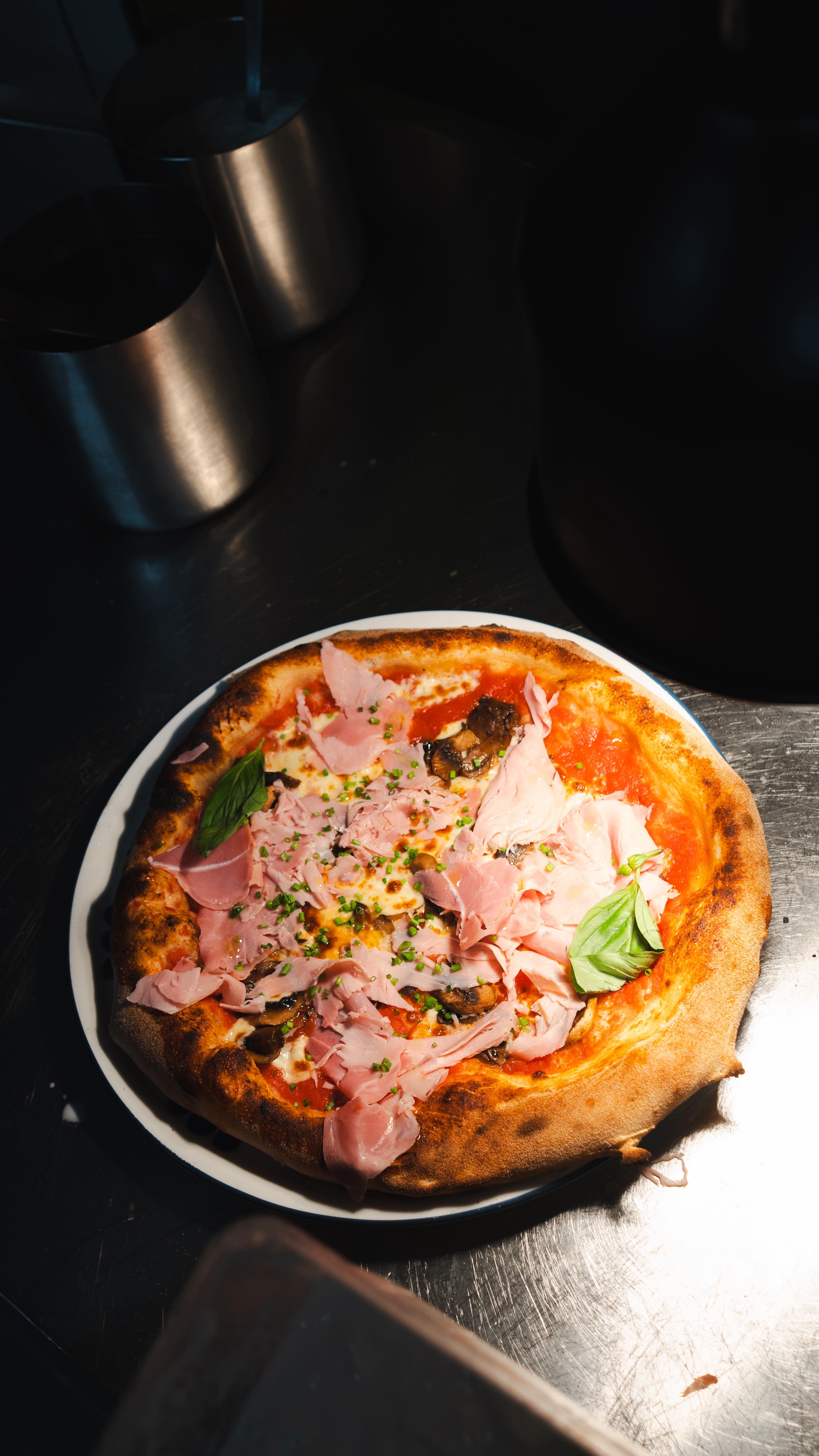 Et vous c’est quoi votre pizza préférée de la Bacotte ? 💛🍕
#restaurantitalien #italianfood #pizza #labacotte #restaurant #pizzalovers #videography