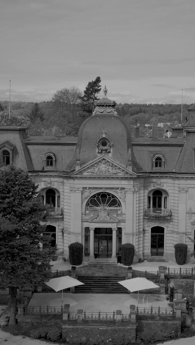 Ich glaube, dass in bewegten Bildern ein kleines Stück Magie steckt. Und jedes Mal, wenn ich filme, erinnere ich mich wieder daran. 🪄
Danke an das ganze Team, dass ich mich kreativ ausleben durfte. 🫶🏻
Konzept: @annas_momente
Planung: @annas_momente @julianfuchsweddings @kimsweddings
Location: @stellarheni
Fotografie: @annas_momente
Videografie: @thoselittlethings.de
Couple 1: @fellinloveinoctober21
Couple 2: @annyandbobby
Brautmode: @laura_grosser
Herrenmode: @massnahme_koeln
Styling: @aileen_beauty_artist & @natalia_rizzuti_makeup_artist
Floristik: @floristikeventbluetenzauber & @dieblumenfeekoeln
Dekoration: @novaweddings_de
Mobiliar: @fantastisch_verleih
Papeterie: @atelierfreitag
Torte: @maggieskuchen
Trauringe: @verspoor_trauringe
Drinks & Bar: @barmaenner
Oldtimer: @oldtimerfahrservice