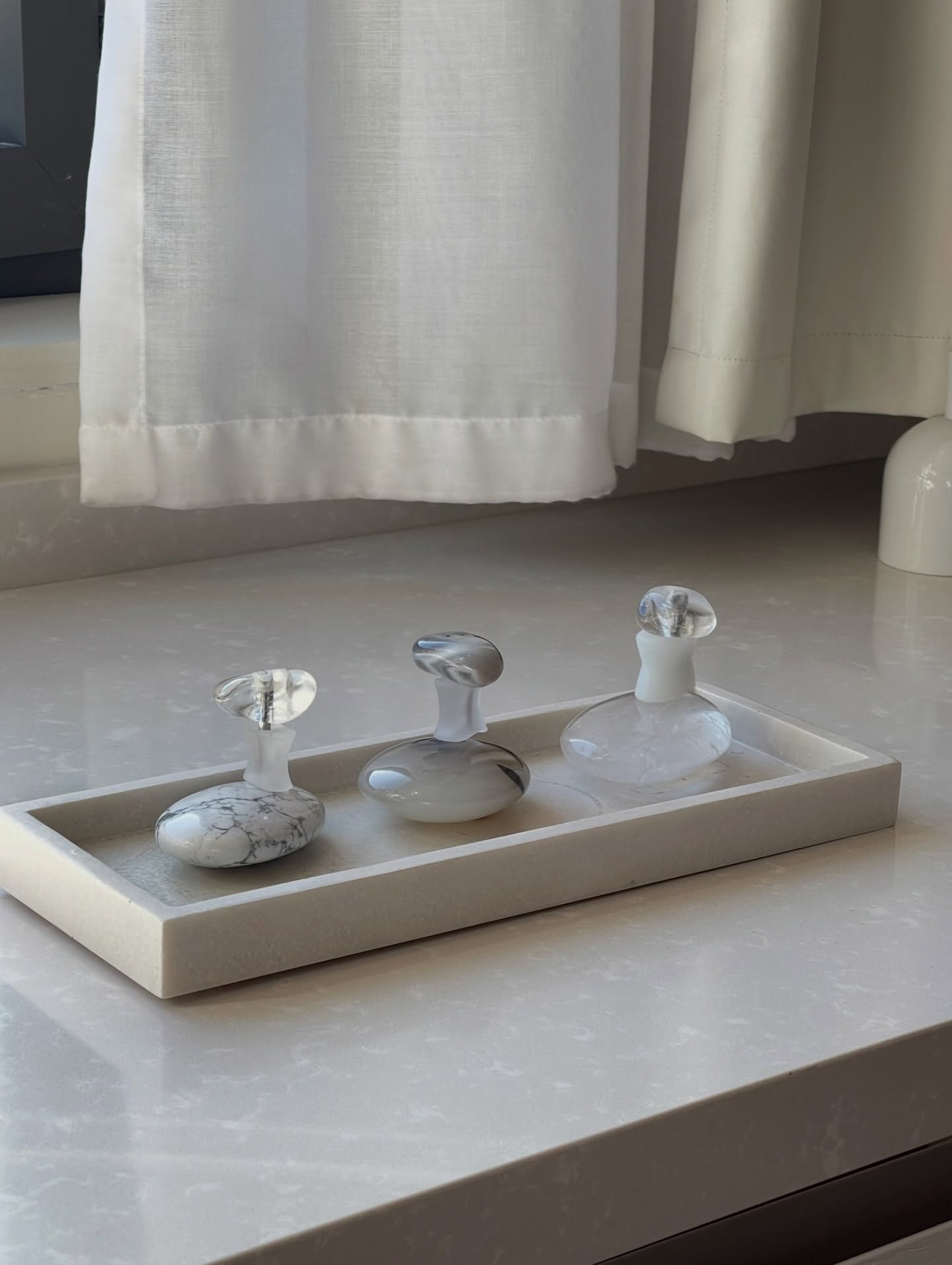 Vous pouvez les retrouver dans le massage Voyage Minéral by @nadine_stark_chognon , un toucher énergétique grâce aux galets en pierres semi précieuses peuvent être fraîches ou tempérées tout en rehaussant vos énergies. Une expérience exclusive et une sensation unique
#massageénergétique #voyagemineral #nadinestarkchognon