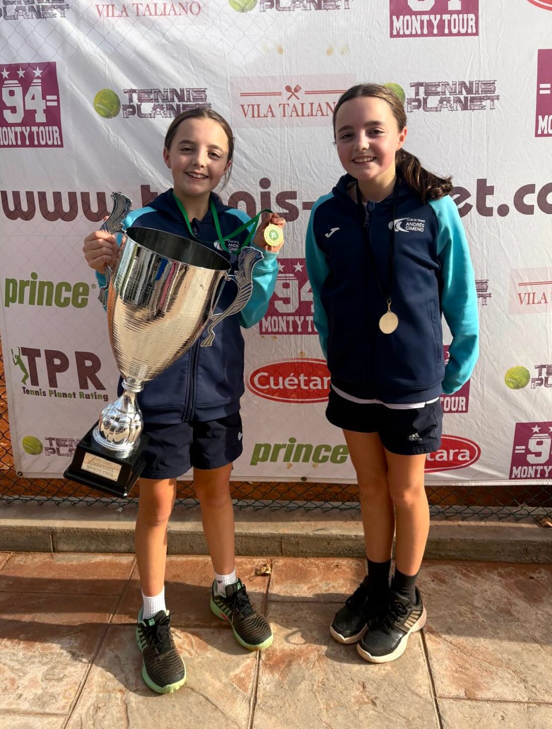 Luccette and Annabelle are twins who joined our academy just one year ago, at the age of 12.
Different personalities, different strengths — but the same goal: to grow and improve.
From day one, we focused on the fundamentals: technique, consistency, confidence, and mindset.
With regular training and commitment, both sisters have made impressive progress — not only in their tennis, but in their character on court.
Today, they faced each other in the final of the 4slam Tour by Monty.
This time, Lucette took the win — but both sisters are true champions.
Congratulations to Lucette and Anabelle 🤍🎾
Proud of your journey, your effort, and the way you support each other every step of the way.
#tennisbarcelona
#tennisacademybarcelona
#juniorstennis
#tennisjourney
#tenniskids
#tennistraining
#tennissisters
#tennistournament
#trusttheprocess
#futurechampions
#proudcoach