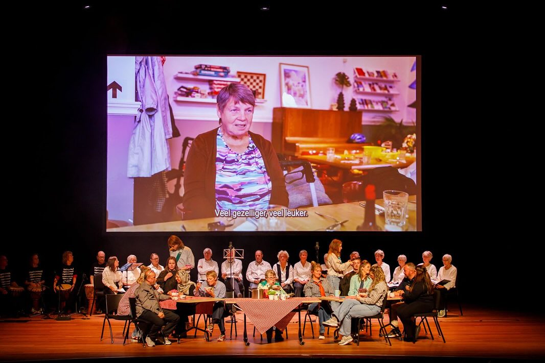 ✨ It Takes a City – Wat een magie! ✨
De foto’s zijn binnen… en wát straalt iedereen! 💛
Met trots kijk ik terug op onze gemeenschapsvoorstelling It Takes a City. Een project dat alleen mogelijk werd dankzij een groep prachtige spelers, makers en samenwerkingspartners die hun hart, tijd en talent hebben gegeven.
🎭 Aan alle spelers: jullie lef, energie en openheid hebben dit verhaal tot leven gebracht. Elk van jullie heeft een stukje van zichzelf op het podium achtergelaten — en dat maakte het zó bijzonder. Dankjewel voor jullie kwetsbaarheid, humor, doorzettingsvermogen en ongelooflijke teamgevoel.
🤝 Aan onze samenwerkingspartners: zonder jullie geen stad, en zonder stad geen voorstelling. Dank voor jullie vertrouwen, ruimte, expertise en betrokkenheid. Jullie maken kunst in de gemeenschap écht mogelijk.
📸 Neem een kijkje in de sfeer van de voorstelling en geniet nog even mee van deze prachtige reis die we samen hebben gemaakt.
Samen hebben we bewezen: It truly takes a city. 🧡
@sociaalteamgouda
@degoudseschouwburg
@degoudsescootmobielclub
@opgetrommeld
@robboxx0182
@anoukbatenburg
@marjanne
@berthiemelissen
@michelledevalk
@janeteverling
@rowanmul
@suuzie________
@liannestuurman
@sellamlakdime
@margohondebrink
@esthervandermeer
@corodoro
@inloophuisdomino
@dewalvisgouda
@marcel
@unstockable_nl
#ItTakesACity #communityarts #trots #samenmakenwedestad