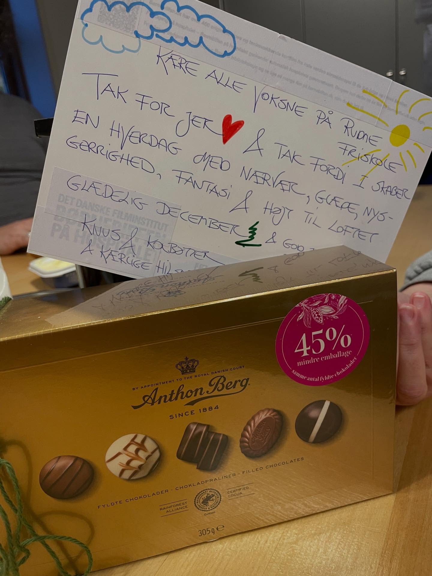 Alle bliver rigtig forkælet her på skolen i december. Vi har bl.a. besøg af julemanden, som deler gaver ud hver morgen, hip hop nissen sang her til morgen det fedeste hip hop julenummer. Skolens kommende læsehundehvalp har også været kort på visit, og der lå en skøn forkælelse i personalerummet i dag - lækre godter og det smukkeste julekort til alle voksne på skolen 🤩 Vi ELSKER december!!! 🤗😍