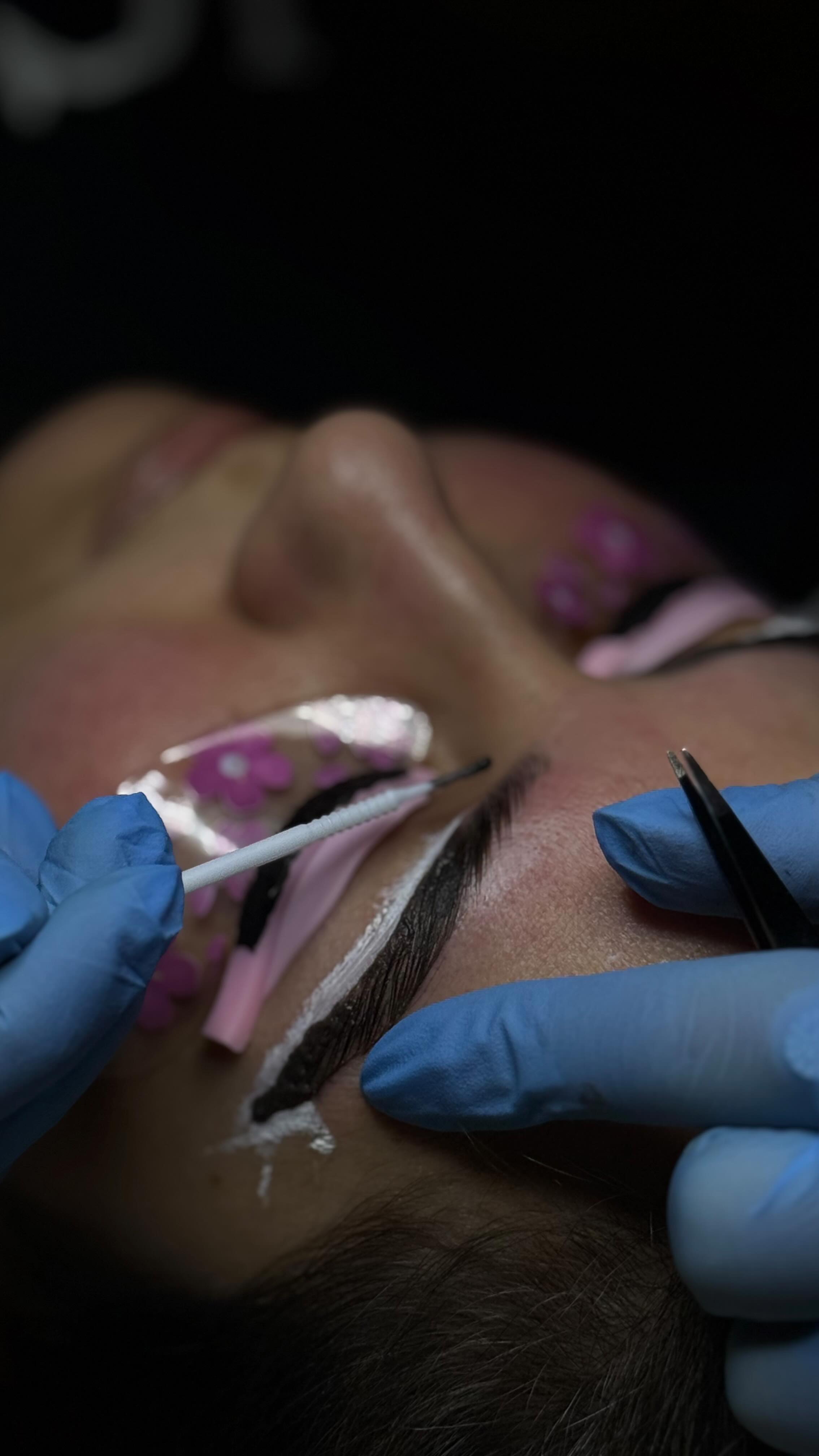 Brow Lifting und Wimpernlifting mit Farbauffrischung. Klare Form, mehr Ausdruck und ein natürliches Ergebnis ✨
#glamouroase #nürnberg #fürth #Erlangen #NürnbergBeauty #BrowLifting #Wimpernlifting #browtint #LashLift #BeautyStudio #Kosmetikstudio #beautynürnberg #GlamourOase #BrowsAndLashes #LiftingTreatment #NürnbergCity #FürthCity #erlangencity