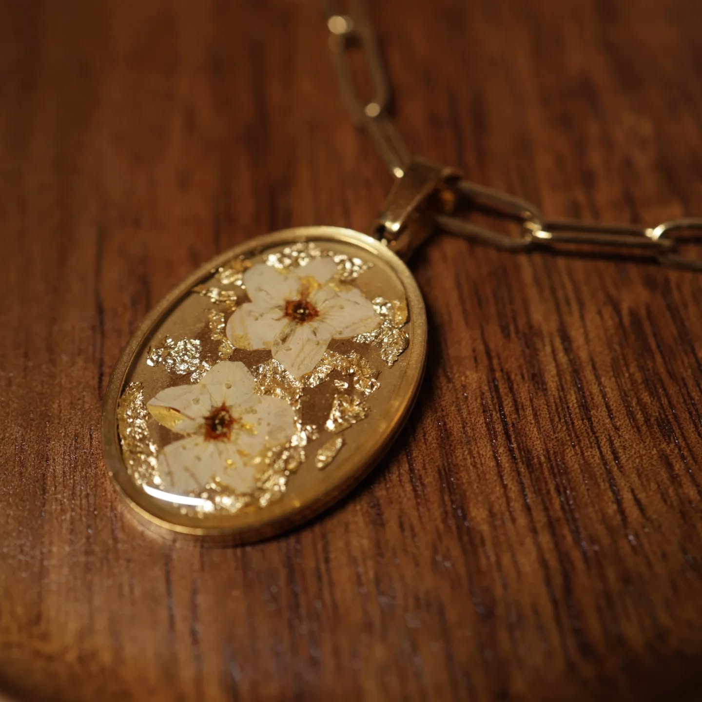 🌼Médaillon en résine & fleurs naturelles🌼
☝️Bientôt disponible sur le site.
➡️ Zagcreations.com
Une petite capsule de poésie que je suis ravie de partager : ce médaillon renferme de véritables fleurs de Spiraea arguta, délicatement préservées dans la résine époxy.
La Spiraea, symbolise la pureté, la spontanéité, le pardon,l'acceptation et aussi la renaissance. Ses minuscules fleurs blanches, légères comme un souffle, évoquent la douceur des nouveaux départs et l’élégance des instants simples.
🌿 Porter cette fleur, c’est garder près de soi un rappel de lumière, de fraîcheur et d’harmonie — un talisman qui murmure que chaque jour peut éclore avec beauté.
✨ Fait main • Fleurs réelles • Pièce unique
#resineepoxy #spiraea #fleurspréservées #médaillon #faitmain ✨