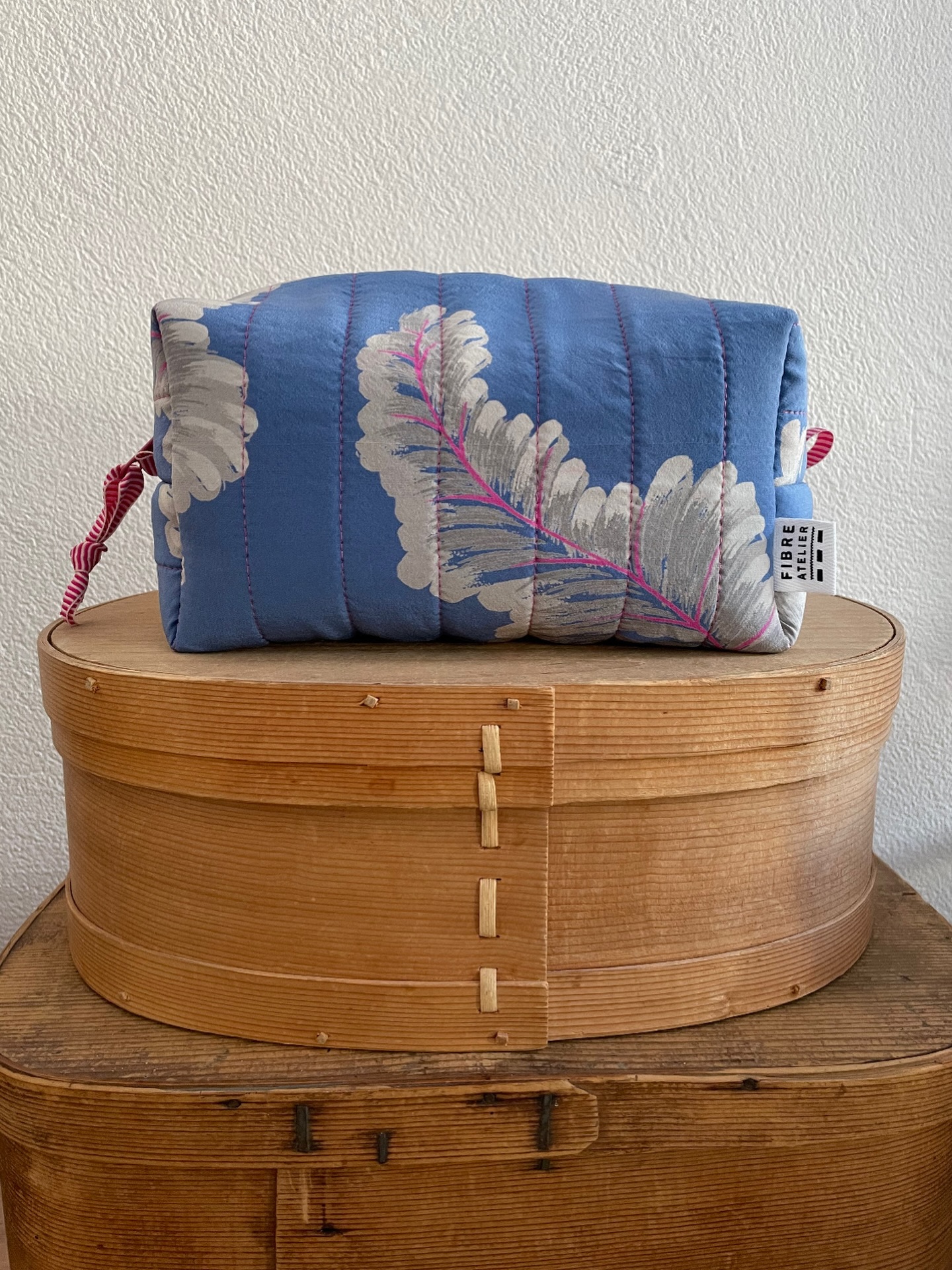 Heute bin ich in meiner Sammlung über diese wunderschöne Seide gestolpert und habe die freie Stunde genutzt, um eine neue Projekttasche zu gestalten.
Etwas Besonderes für die kommende Zeit – vielleicht genau die Projekttasche, die du schon lange suchst, oder ein Geschenk für einen lieben Menschen. ✨
Der Stoff reicht für fünf Taschen. Eine ist bereits fertig und ab morgen im Laden; die anderen sind in Arbeit und werden noch vor Weihnachten fertig.
Wenn ihr Interesse habt, könnt ihr per DM, Mail oder direkt im Fibre Atelier bestellen bzw. reservieren.
#fibreatelier
#fibreatelierprojectbags
#projectbagsforknitters
#knittingwinterthur