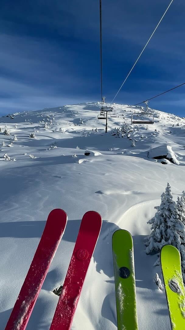 🎿 SKI-TEST 2025 – ST-LUC
On remet ça ! Le prochain ski-test aura lieu samedi 13 et dimanche 14 décembre 2025 au télésiège de la Forêt (St-Luc).
🔥 Au programme
• Plus de 50 modèles et plus de 70 paires de skis à tester
• Horaires : 10h00 – 15h00
• Prix : 30.-/personne, payable en cash ou via Twint (déductible lors de l’achat d’une paire de skis)
⛷️ Marques présentes
Atomic • AK Ski • Dynastar • Faction • Fischer • Head • Kästle • K2 • Völkl
Venez tester, comparer et trouver votre futur ski préféré ! ❄️✨