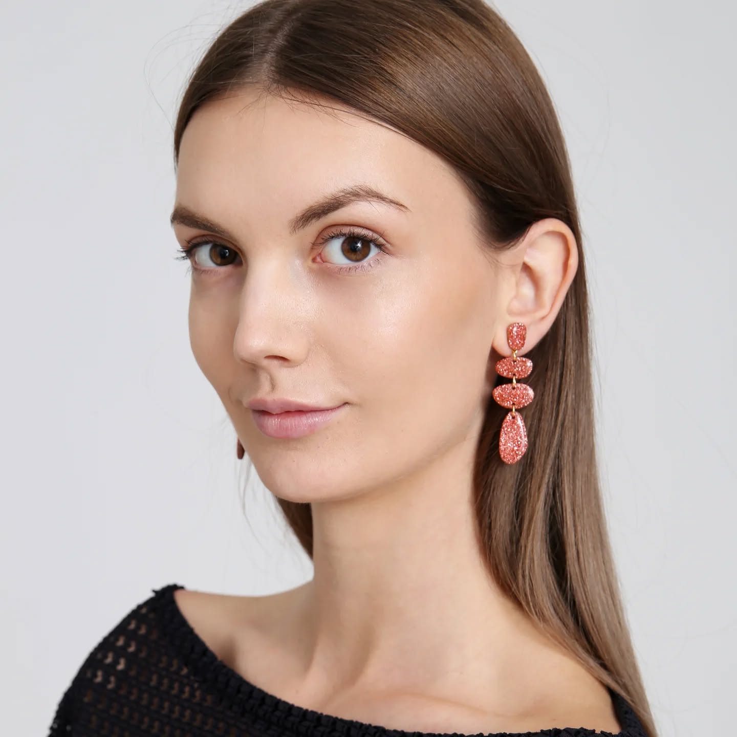 ✨ Funky Pebbles No. 8. extra csillogós rosegold 🌸
A kollekcióból több fazon és szín is elérhető az alábbi helyszíneken:
@prizmadesignerstore
@canaanconceptbeautystore
Webshop: www.moonojewelry.com
Fotó: @balintnemesphoto
#moono #moonoékszer #egyediékszer #viseljszínt #színesékszer #fülbevaló #színtípusok #statementékszer #magyartervező #vegyélhazait #funkypebbles #újkollekció #localbrand #hungariandesign #hungariandesigner #earrings #statementearrings