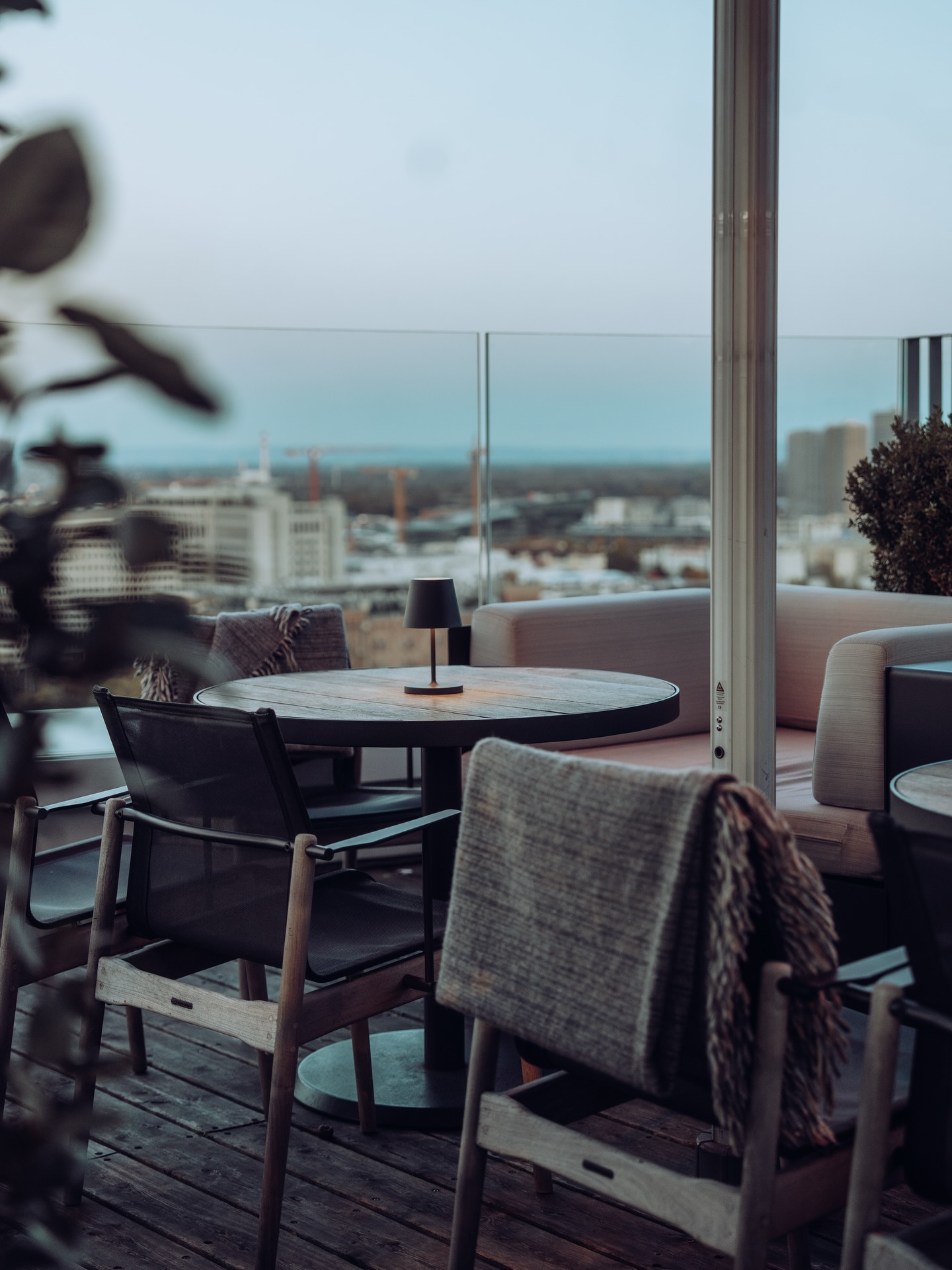 Cozy corner with a view that warms the soul ❄️✨. Snuggle up under the winter sky, sip on a handcrafted punch, and let the city lights be your backdrop. Aurora Rooftop Bar is where winter nights turn into unforgettable moments.
#bestoftheday #aurorarooftopbar #rooftop