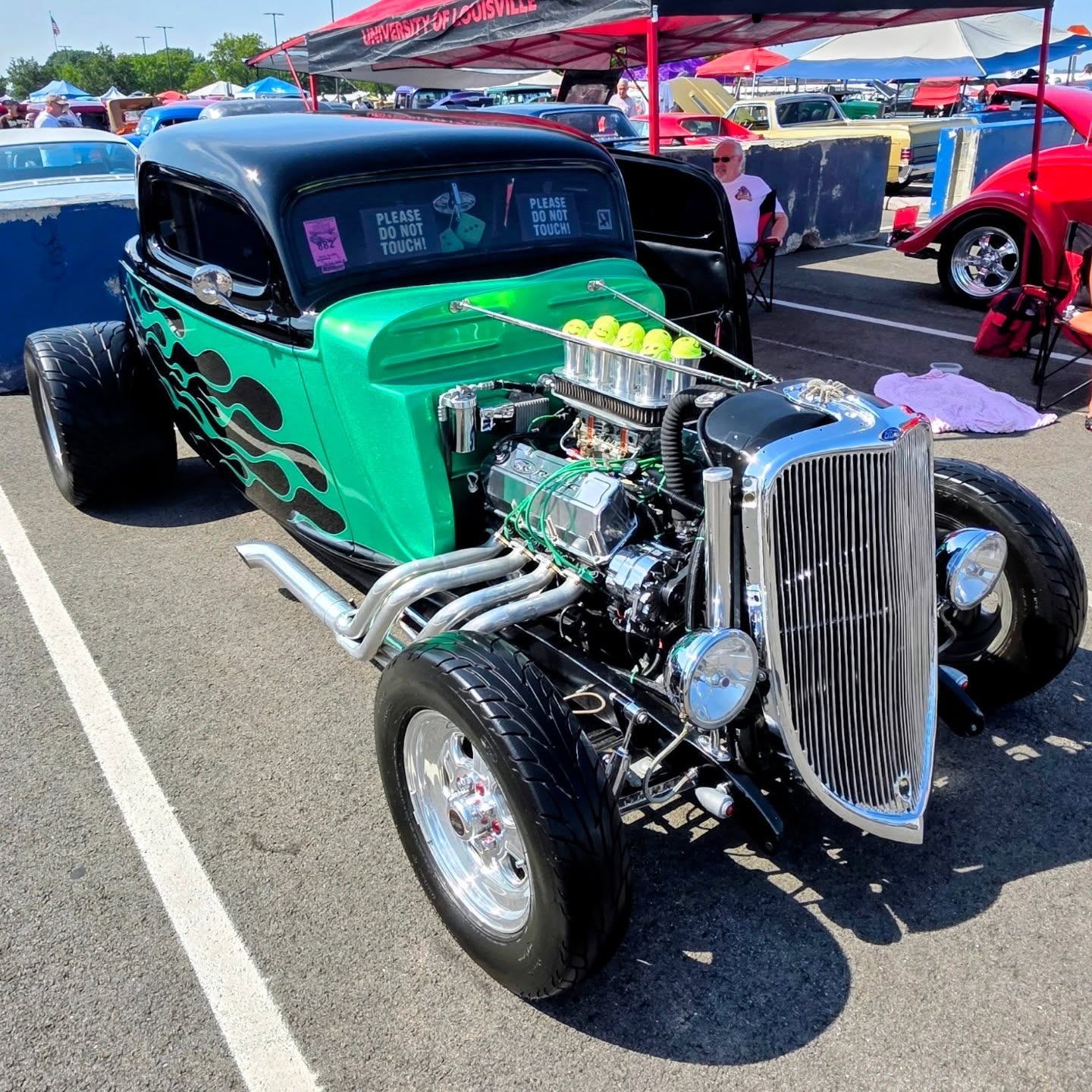 Chopped and mean in green. This wicked Louisville hot rod is all about big boost, big rubber, and zero subtlety â just how we like it.
Hot sun, cold chrome, and nothing but attitude at the Nationals today.
#Cartucky #Louisville #HotRodNation #BlownSmallBlock #CarShowLife