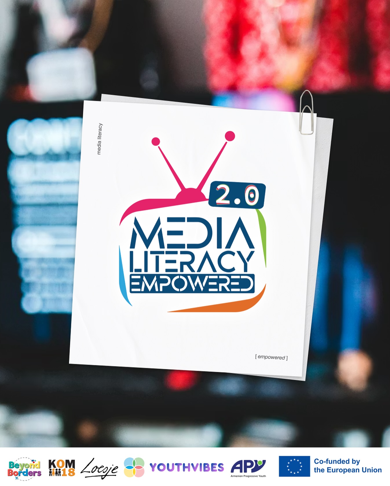 🎉 Стартуємо! Media Literacy Empowered 2.0
Ми офіційно розпочинаємо нову міжнародну подорож у світ медіаграмотності — і щасливі бути партнерами у цьому проєкті ❤️
@beyondbordersitaly – Італія, разом із партнерами @kom018.nis.serbia – Сербія, @youthvibes.rs – Сербія, @apy_ngo – Вірменія, @ngo.unit – Україна та @loesje_georgia – Сакартвело, реалізовують проєкт Media Literacy Empowered — нові методології у молодіжній роботі як продовження маломасштабного партнерського проєкту, впровадженого у 2023 та 2024 роках.
Метою проєкту є підвищення обізнаності молоді щодо важливості медіаграмотності.
Специфічні завдання проєкту:
— розробити нові методології у молодіжній роботі в сфері медіаграмотності та протидії пригнічувальному контенту в медіа;
— забезпечити молодіжних працівників, учителів та освітян новими інструментами в галузі медіаграмотності та протидії негативному впливу медіаконтенту;
— підвищити обізнаність молоді в партнерських країнах щодо етичного висвітлення інформації.
Проєкт Media Literacy Empowered використовує поєднання досліджень, неформальної освіти, креативних методів та інформаційних кампаній для комплексного та залучального вирішення викликів медіаграмотності.
Діяльності відбуватимуться в Італії, Сербії, Вірменії, Грузії та Україні.
Проєкт реалізується з листопада 2025 року до жовтня 2027 року та співфінансується ЄС.